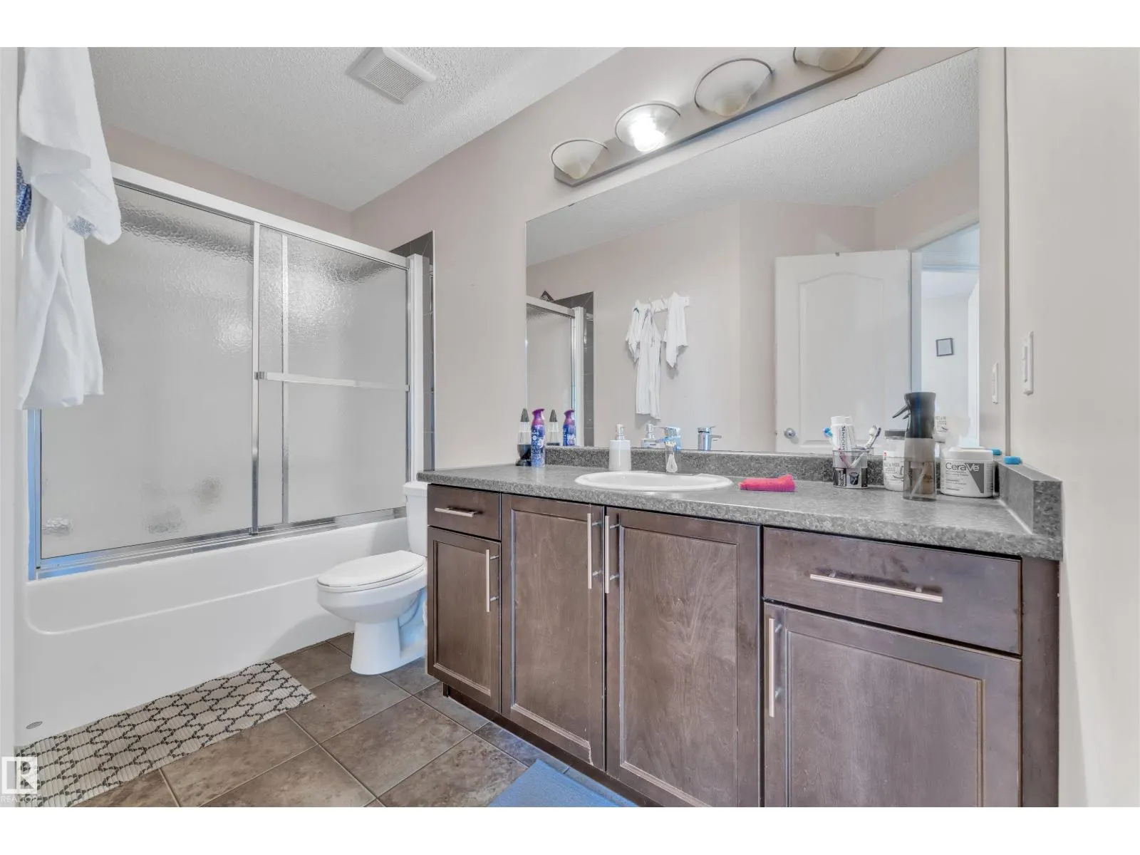 6152 13 AV SW