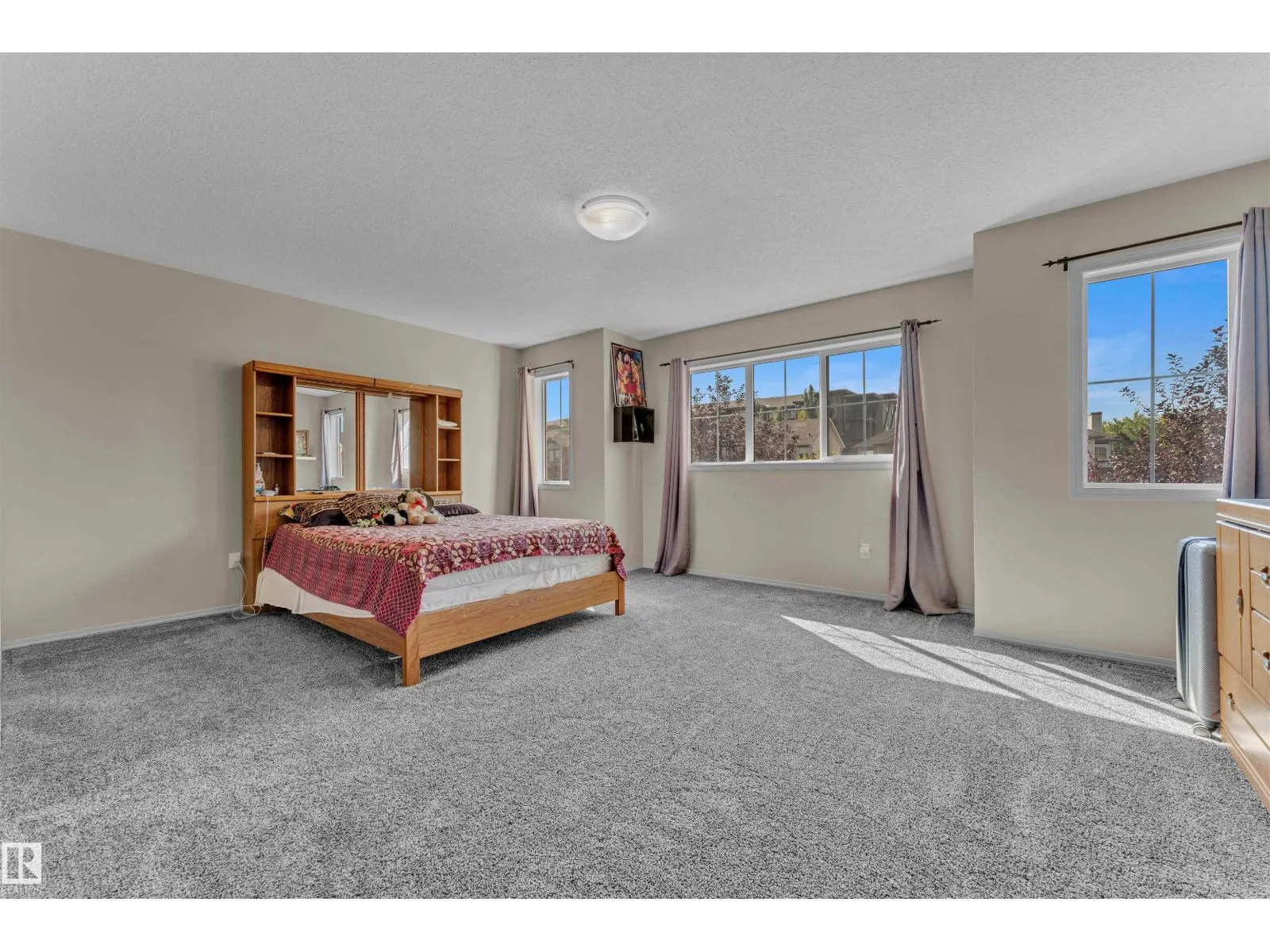 6152 13 AV SW