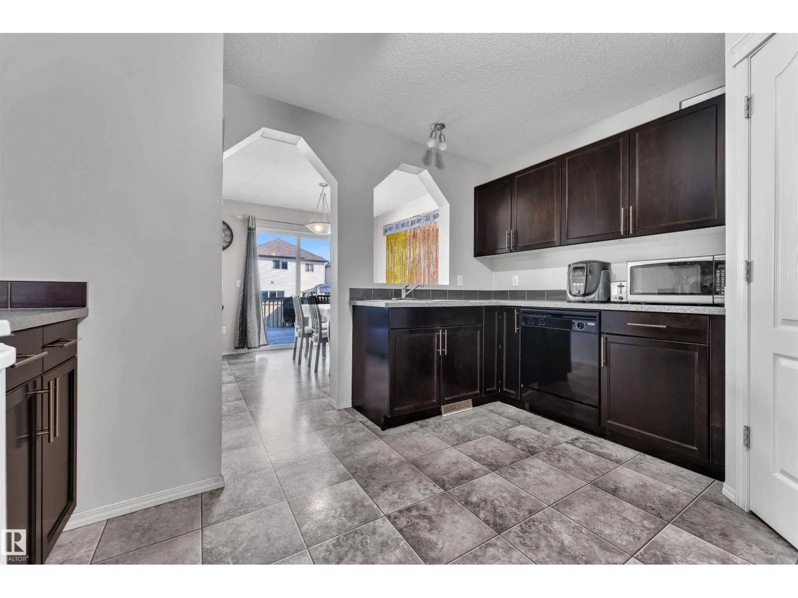 6152 13 AV SW
