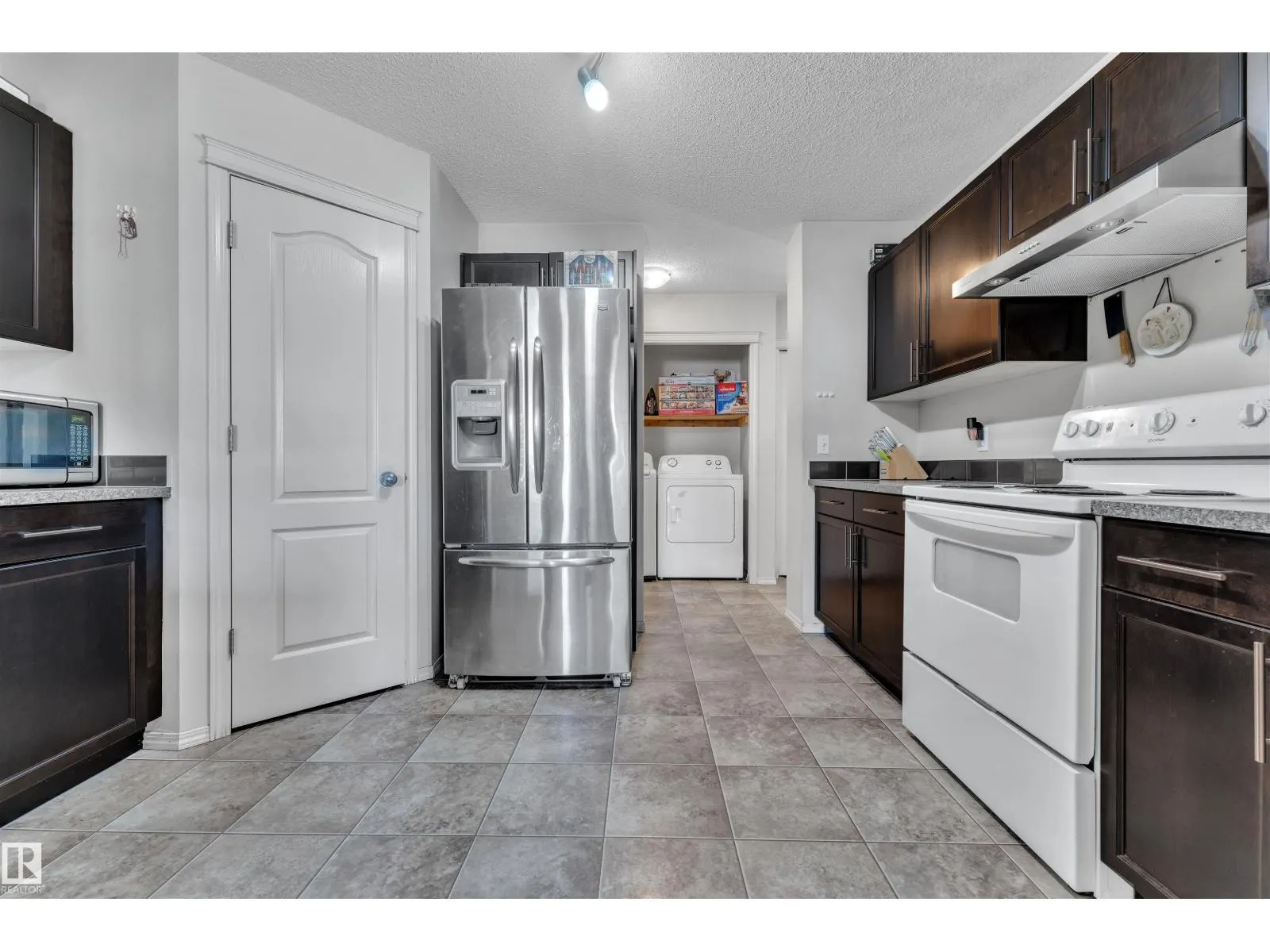 6152 13 AV SW