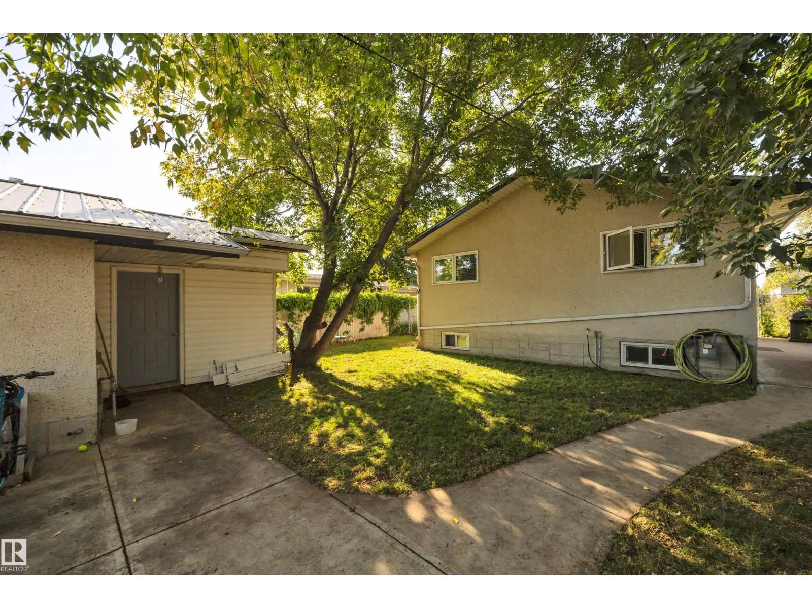 2 CAMELOT PL