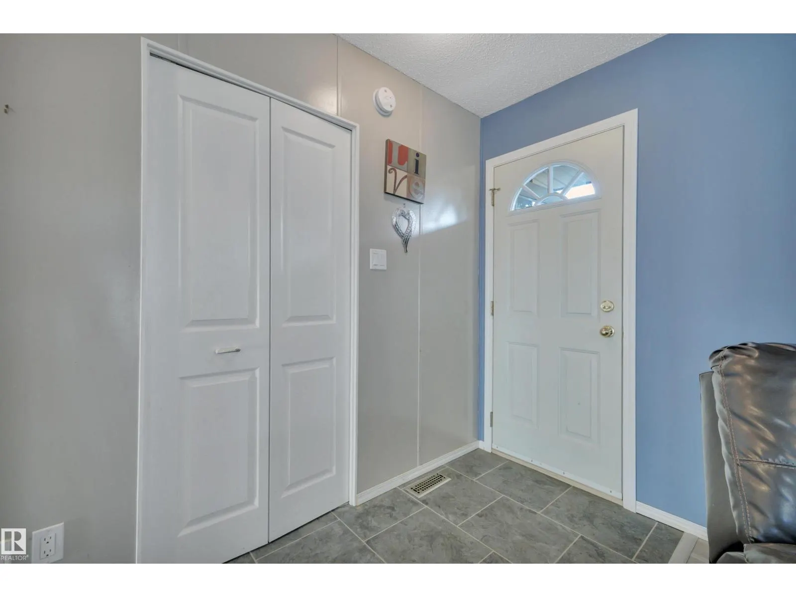 2 CAMELOT PL