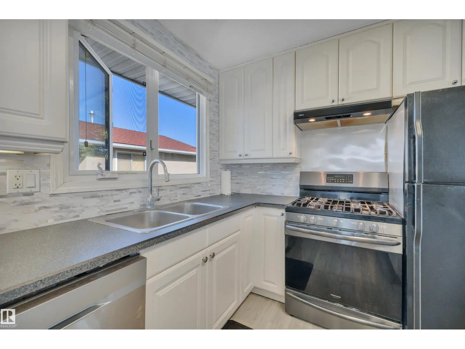 2 CAMELOT PL