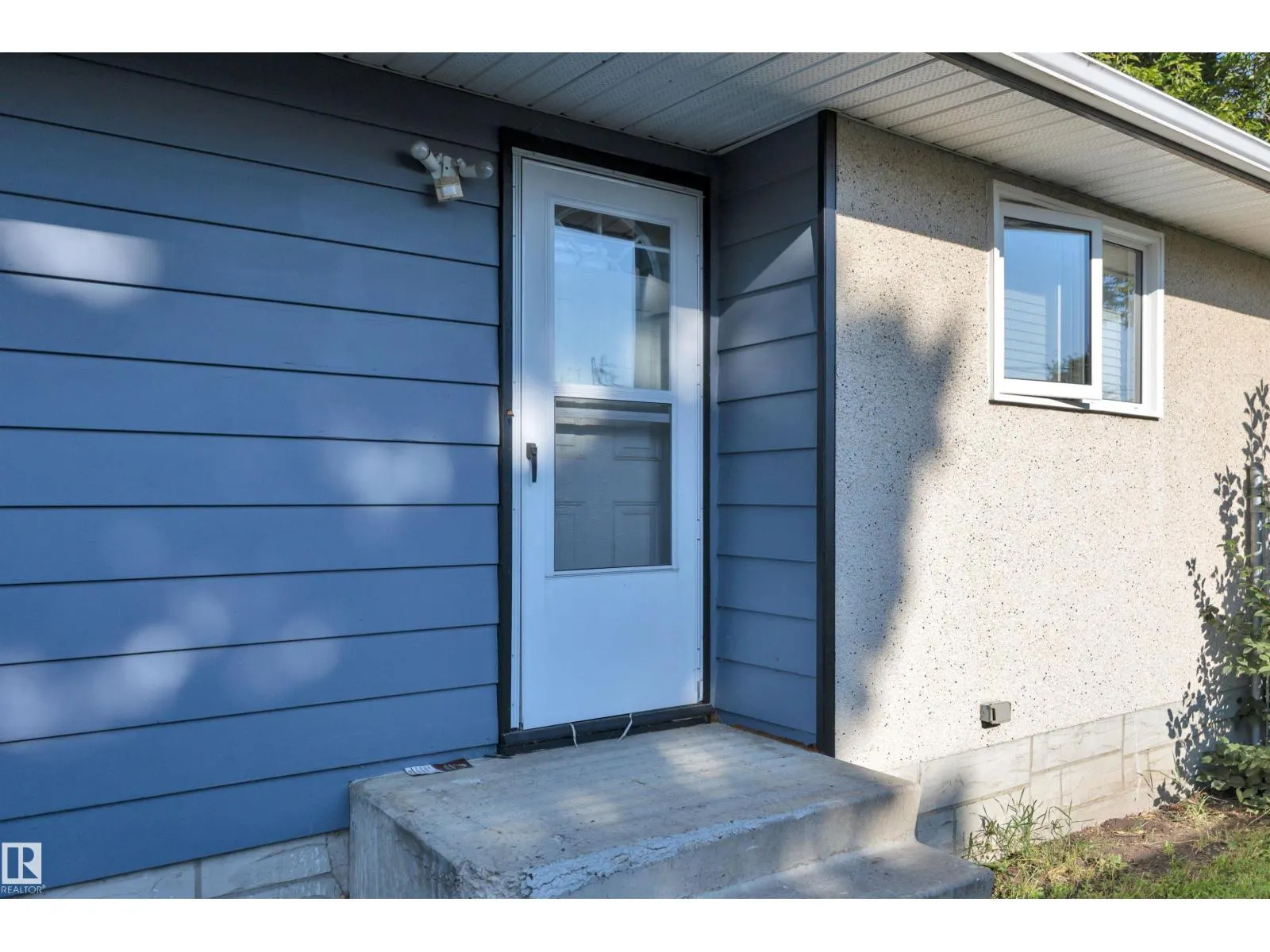 2 CAMELOT PL