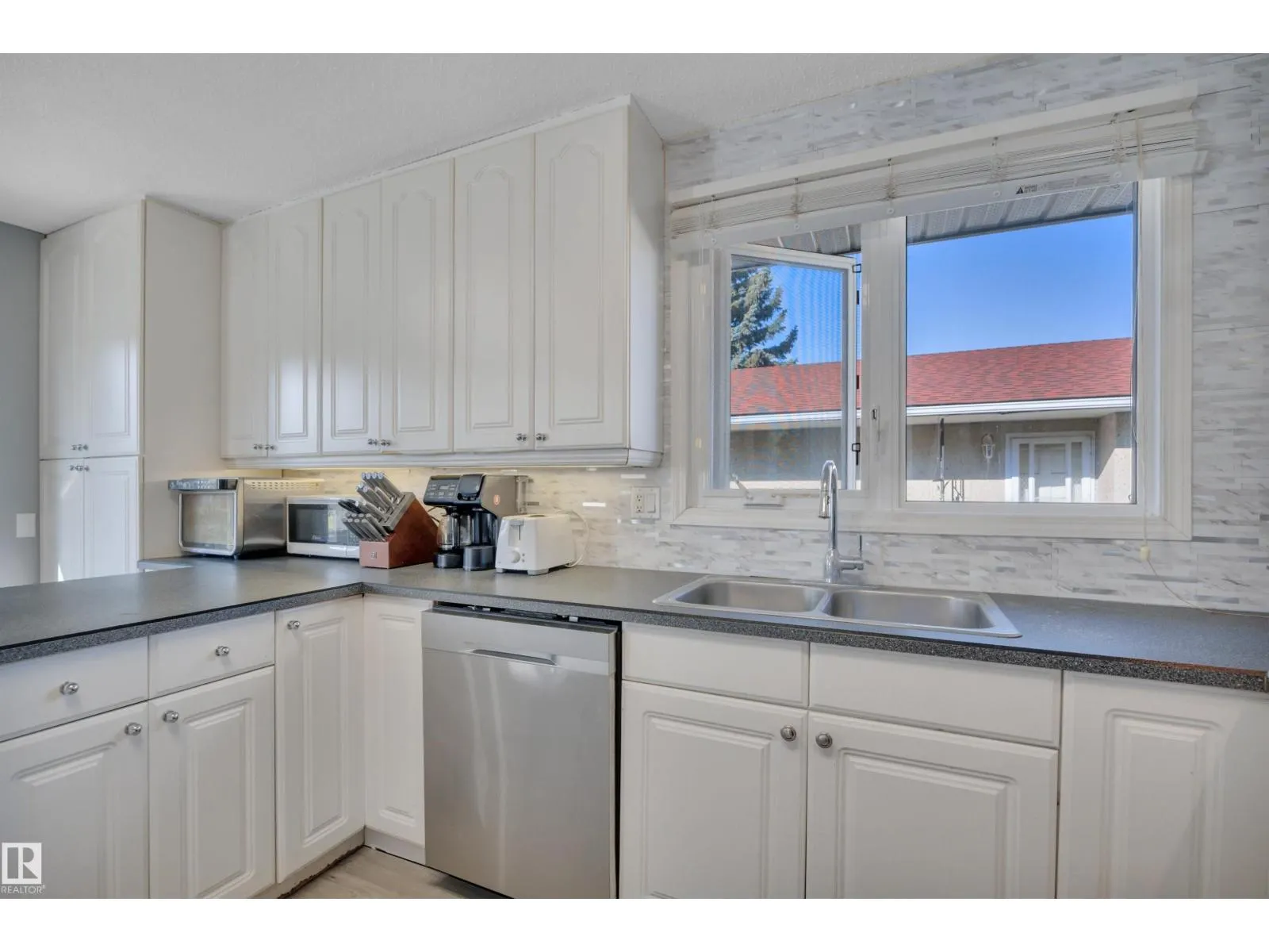 2 CAMELOT PL
