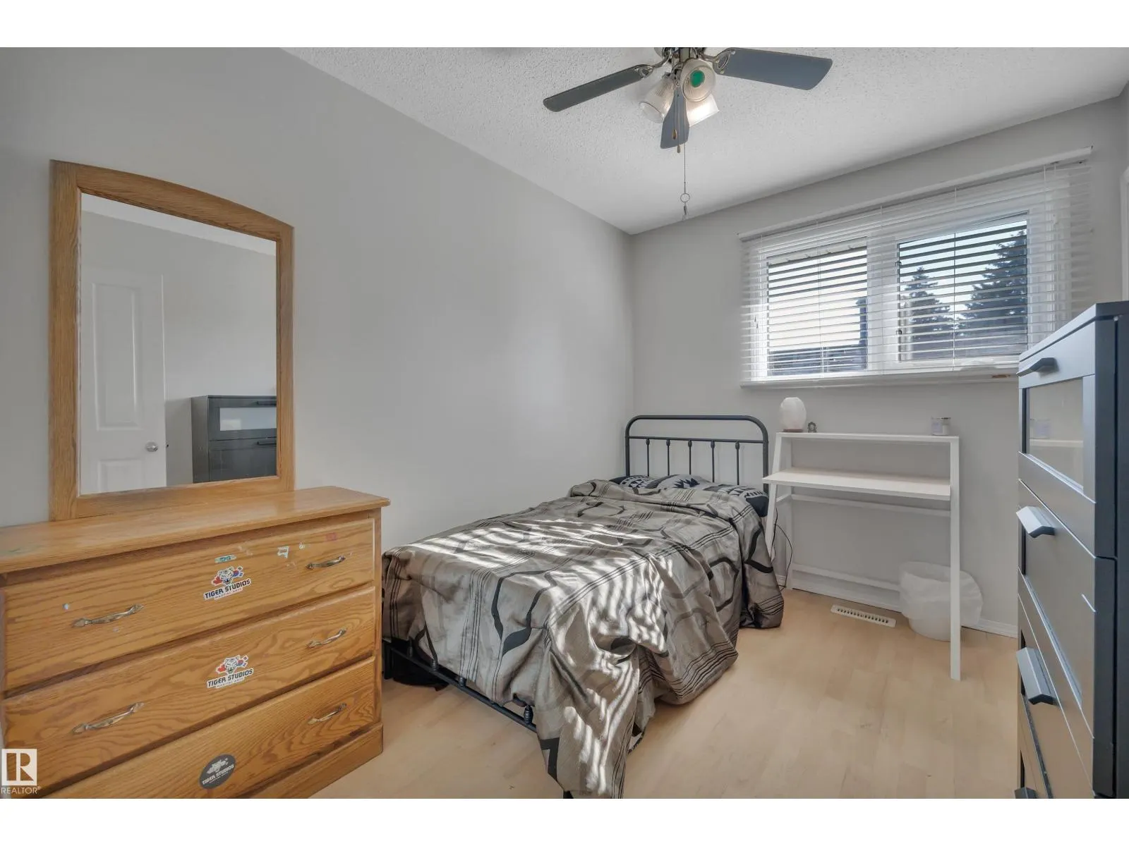2 CAMELOT PL