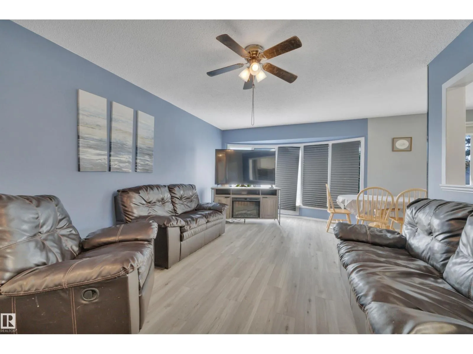 2 CAMELOT PL