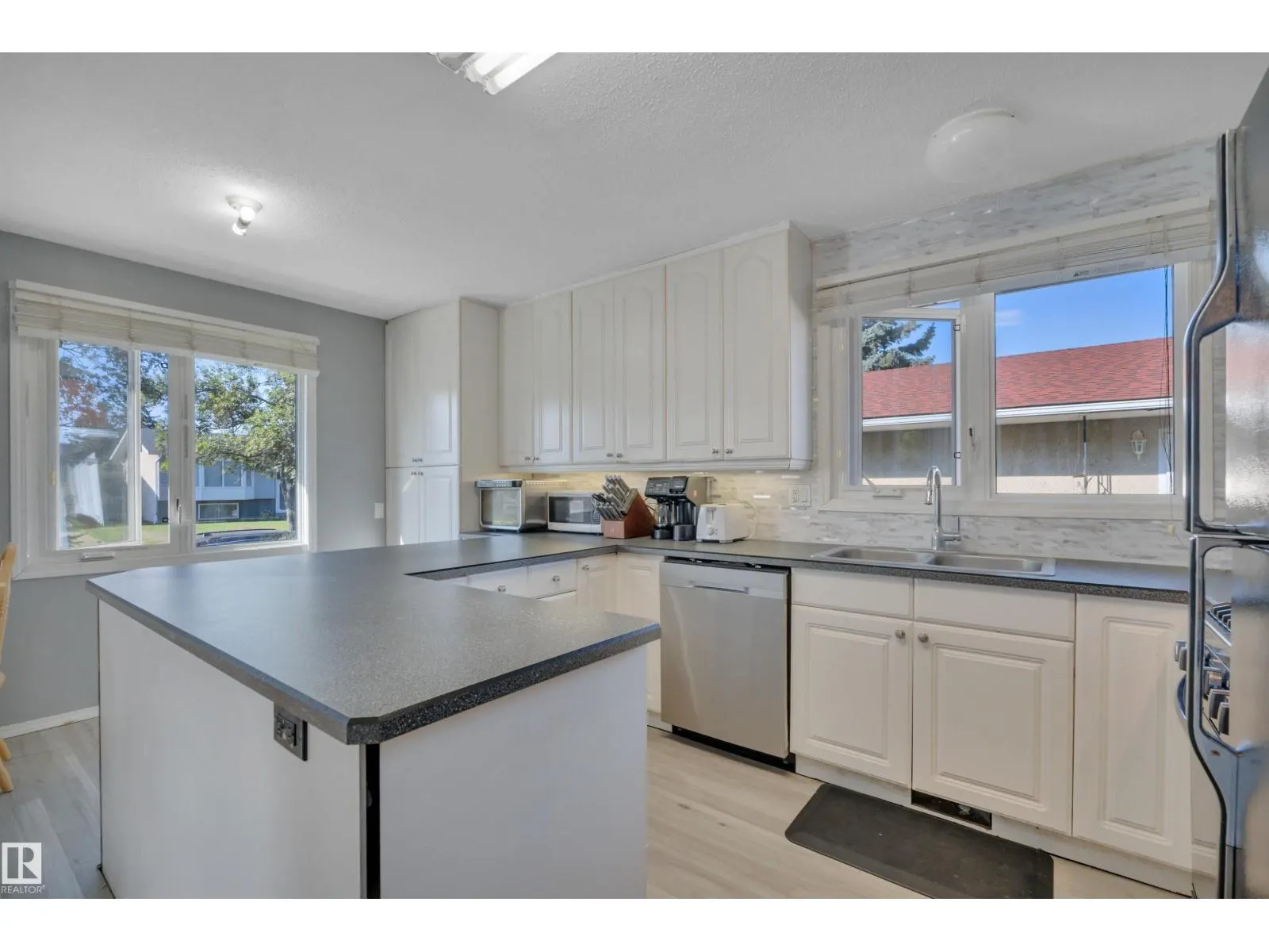 2 CAMELOT PL