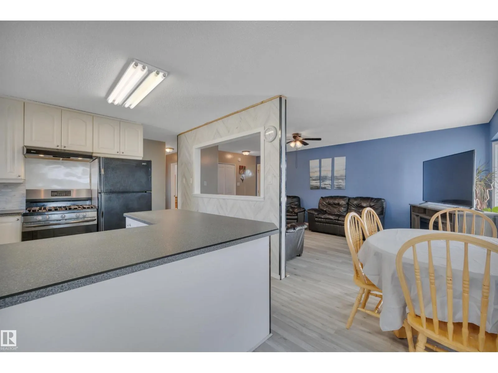 2 CAMELOT PL