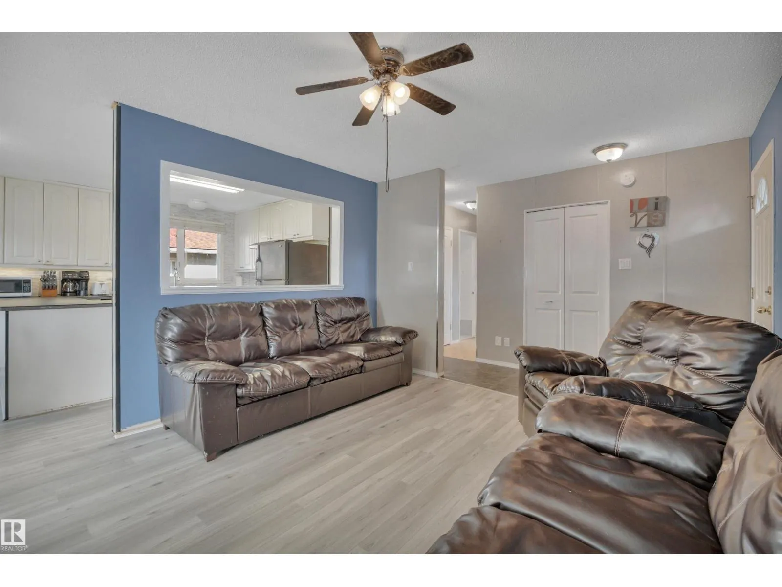 2 CAMELOT PL