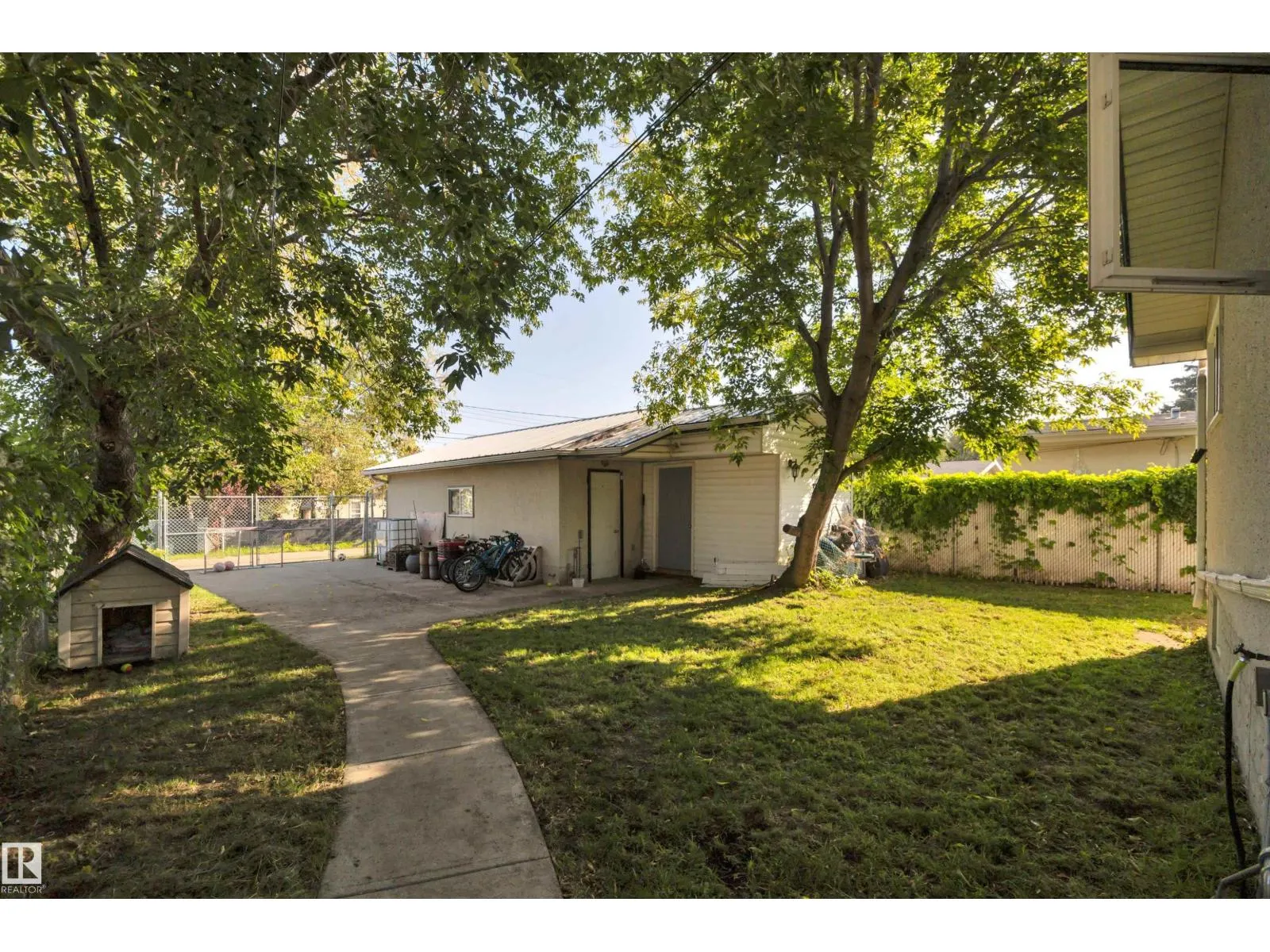 2 CAMELOT PL