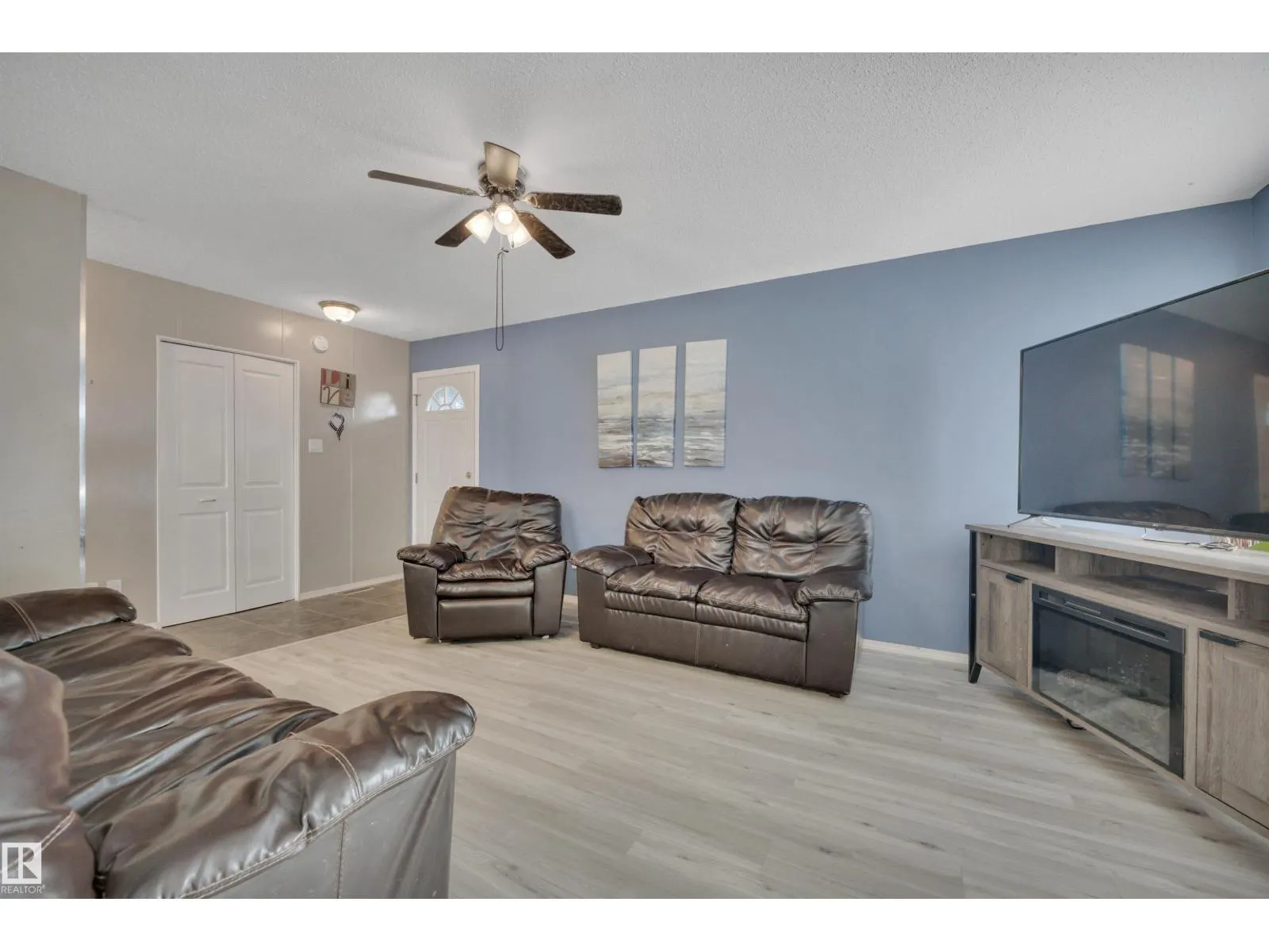 2 CAMELOT PL