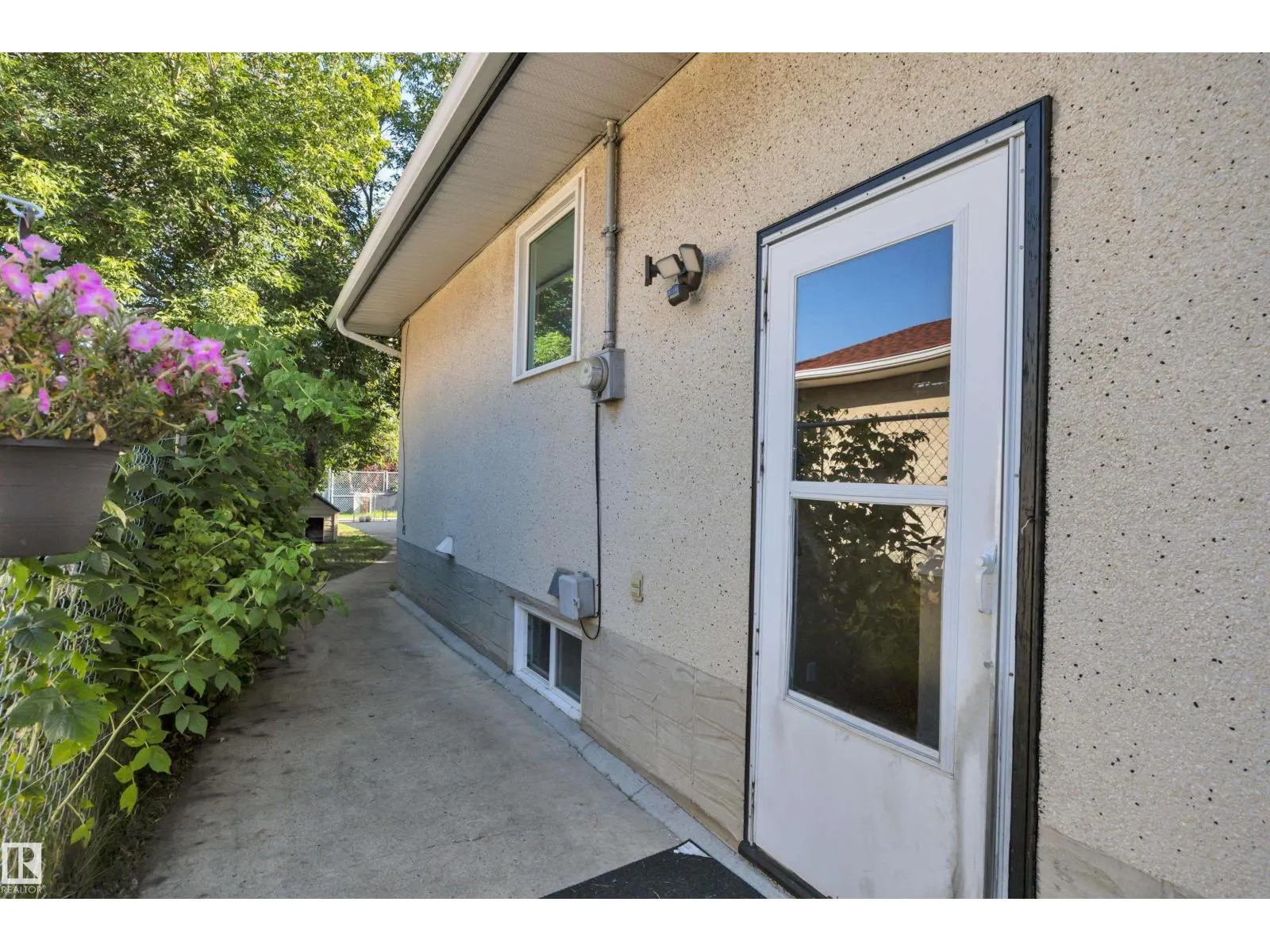 2 CAMELOT PL
