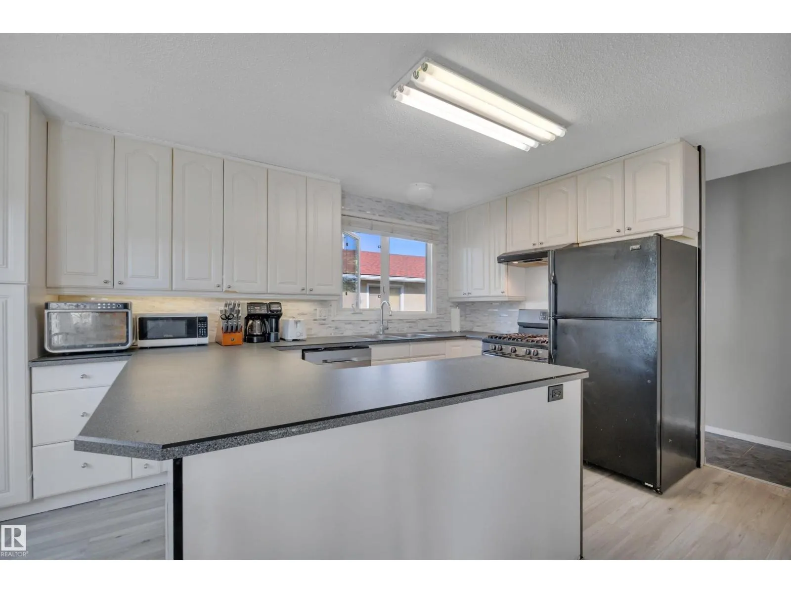 2 CAMELOT PL