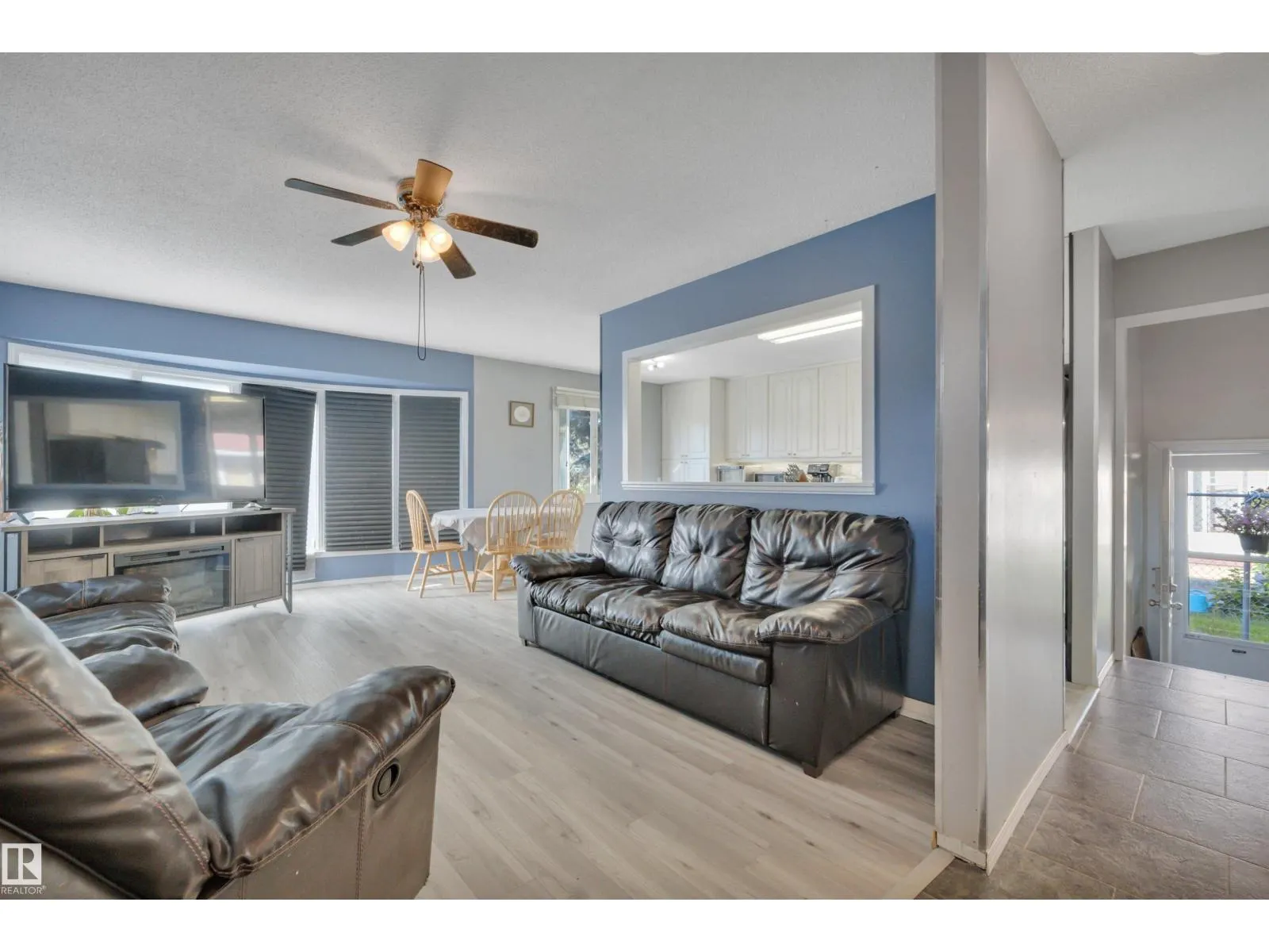 2 CAMELOT PL