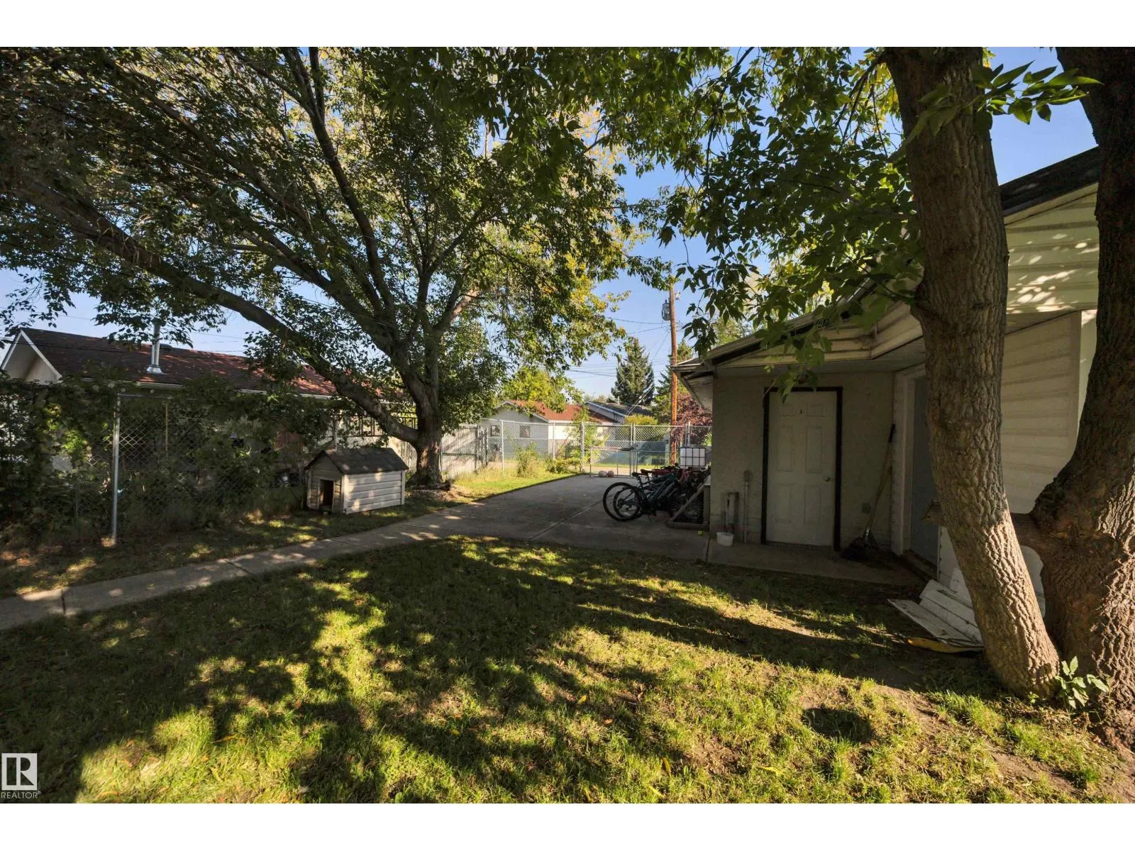 2 CAMELOT PL