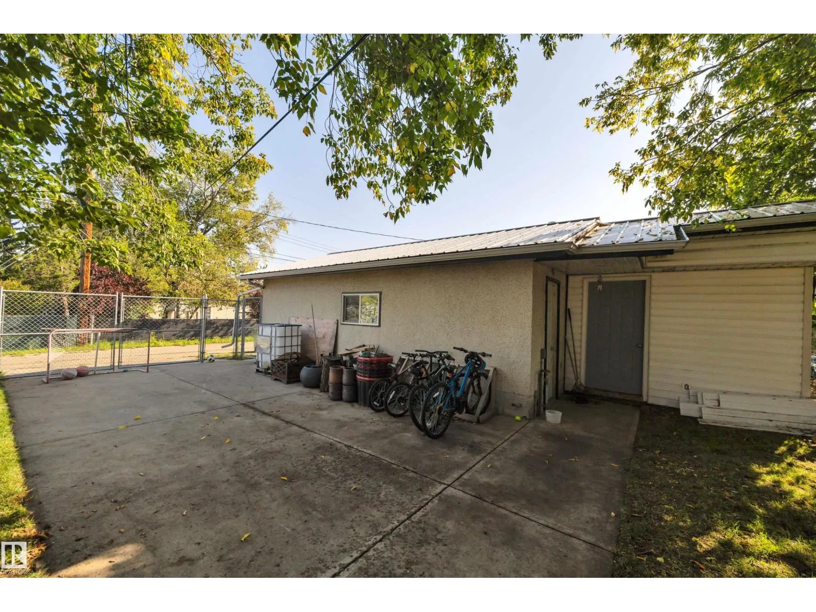 2 CAMELOT PL