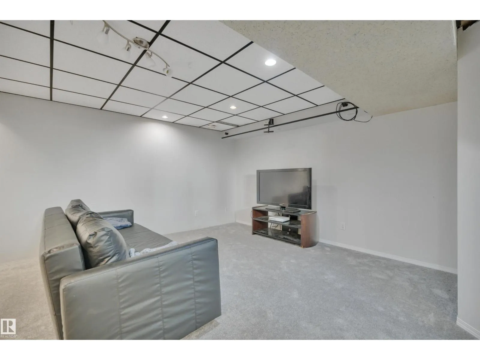 2 CAMELOT PL