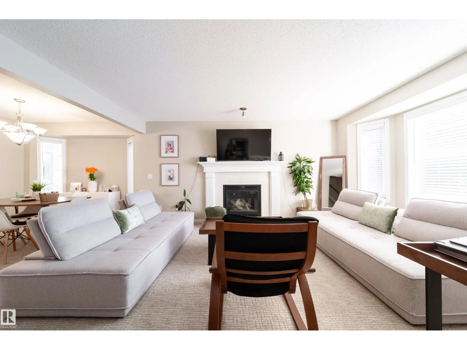 8118-8120 81 AV NW