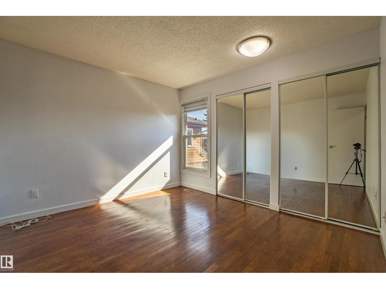 #37 3812 20 AV NW NW