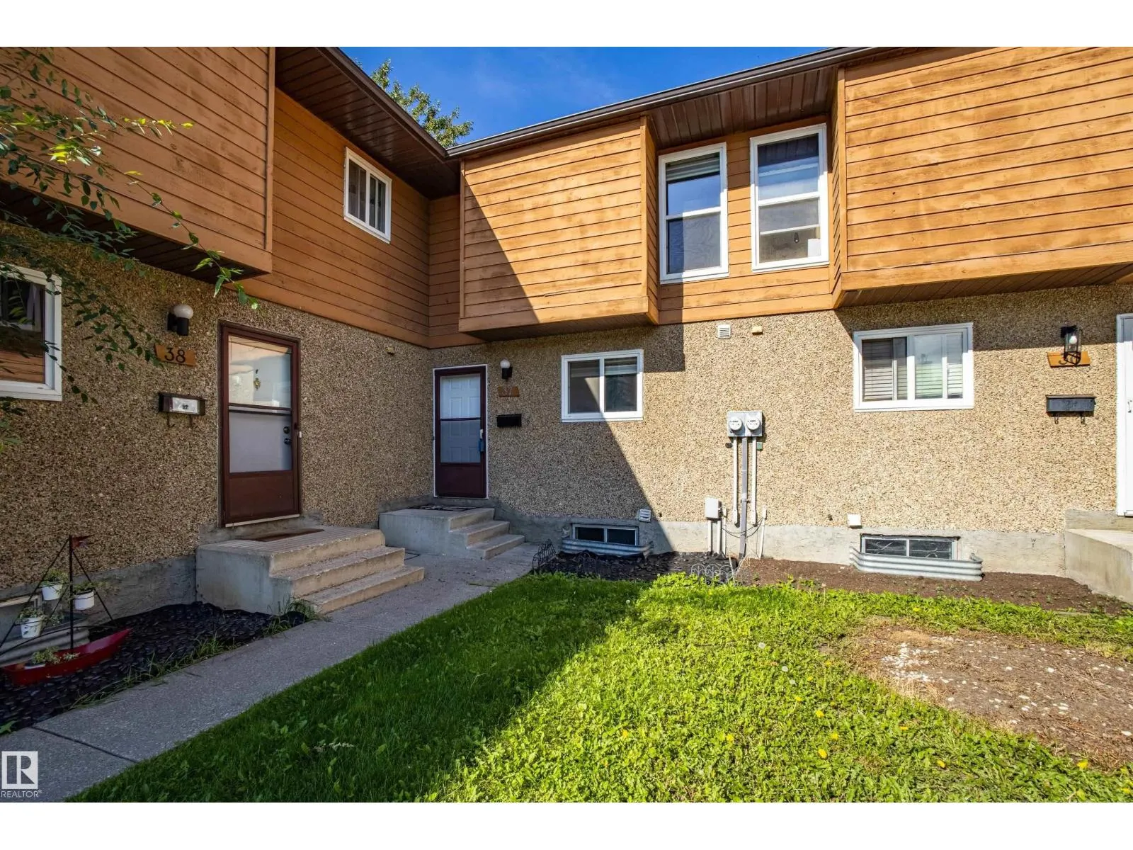 #37 3812 20 AV NW NW