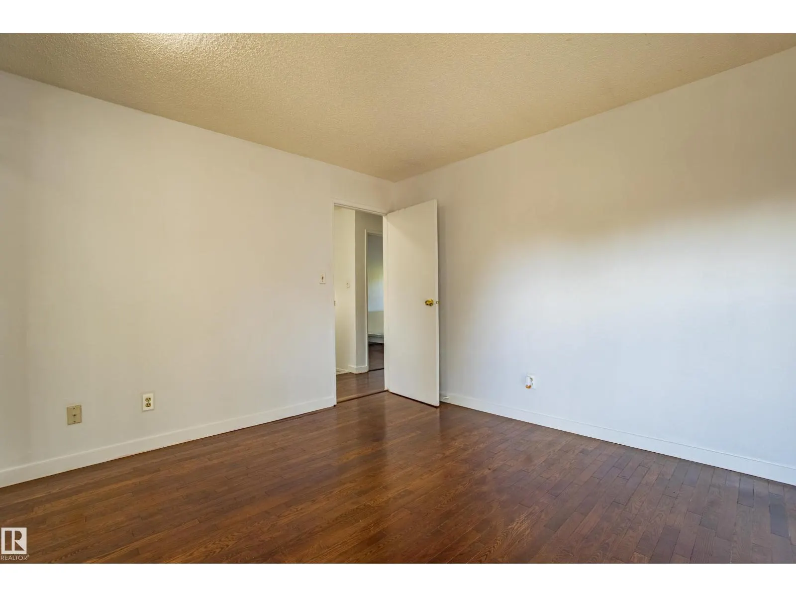 #37 3812 20 AV NW NW