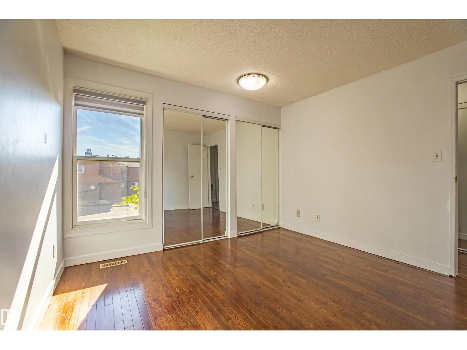 #37 3812 20 AV NW NW