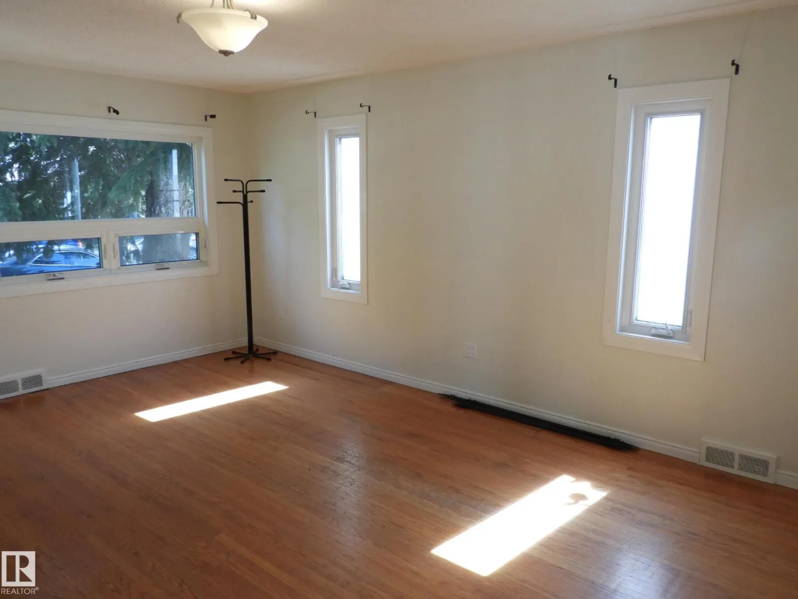 12038 89 ST NW