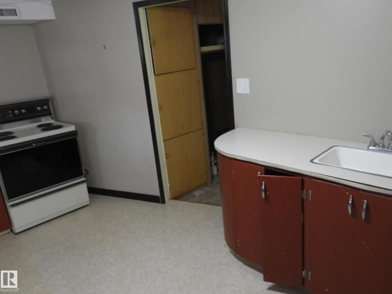 12038 89 ST NW