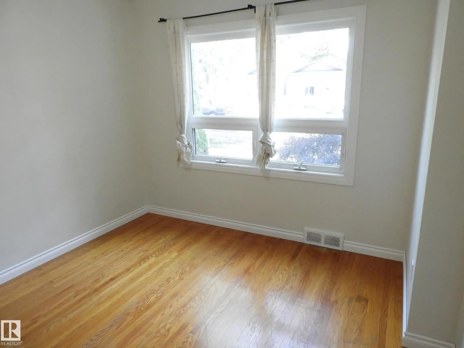 12038 89 ST NW