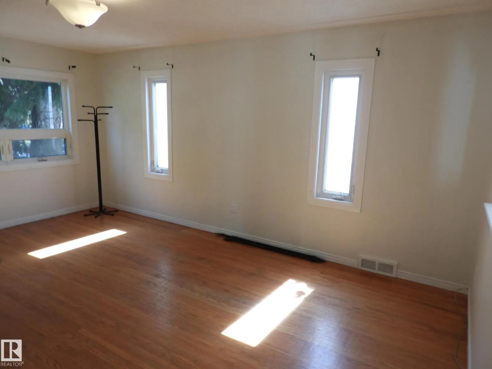 12038 89 ST NW