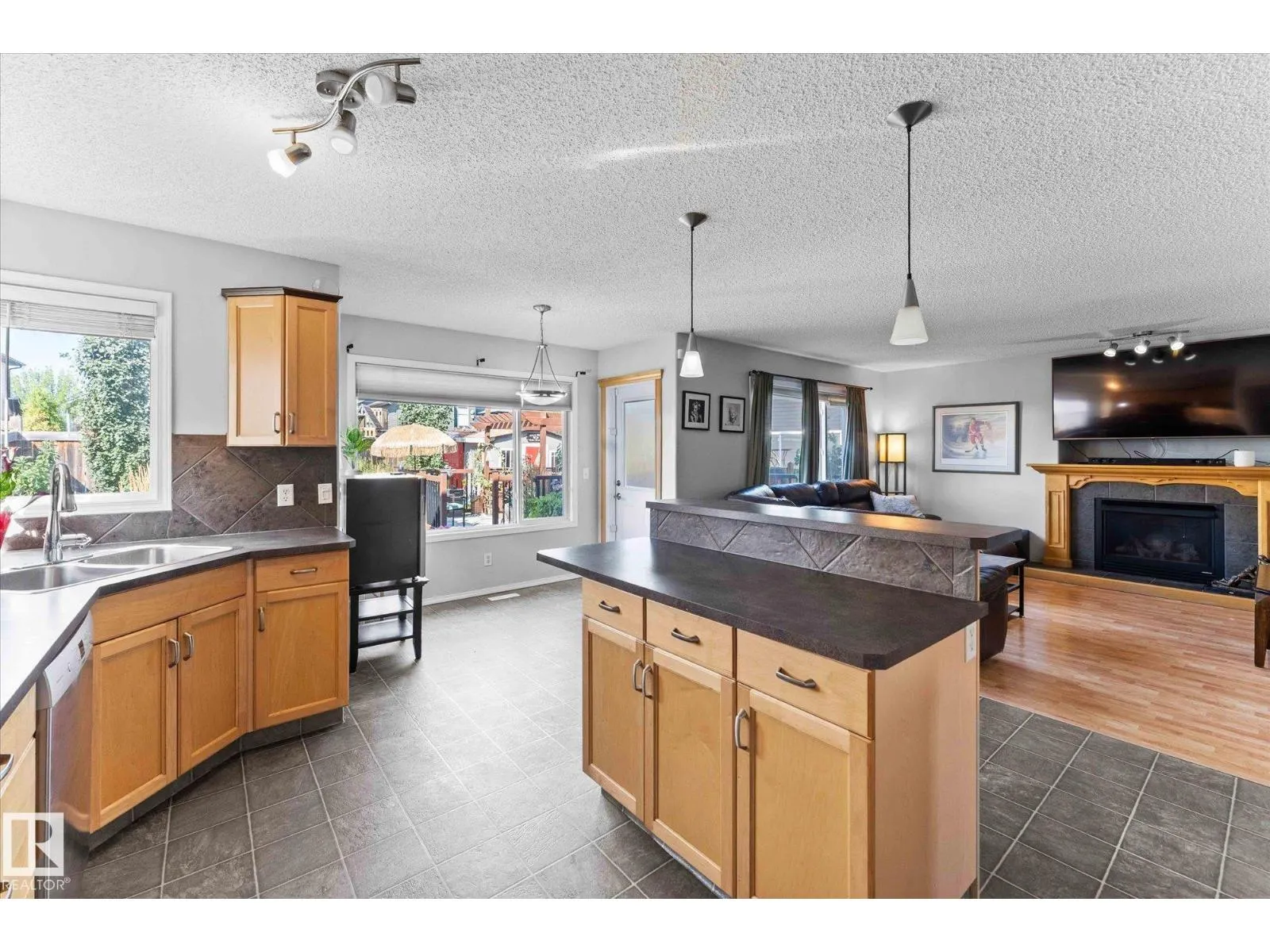 45 LAMPLIGHT DR