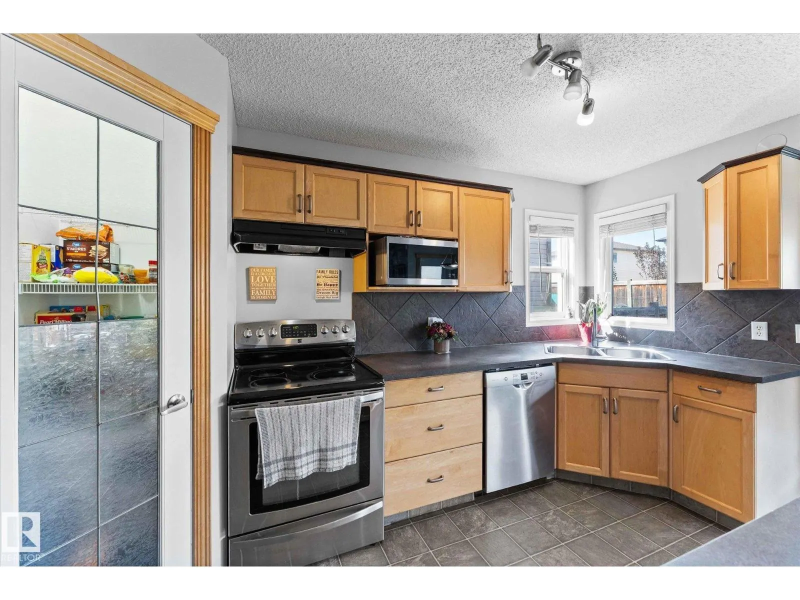 45 LAMPLIGHT DR
