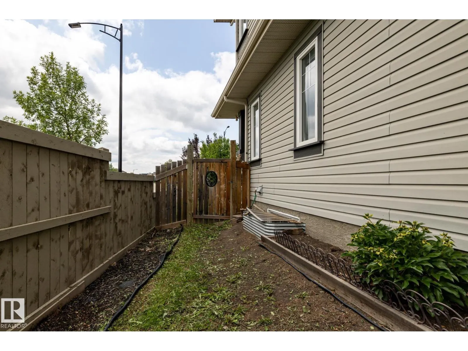 18003 77 ST NW