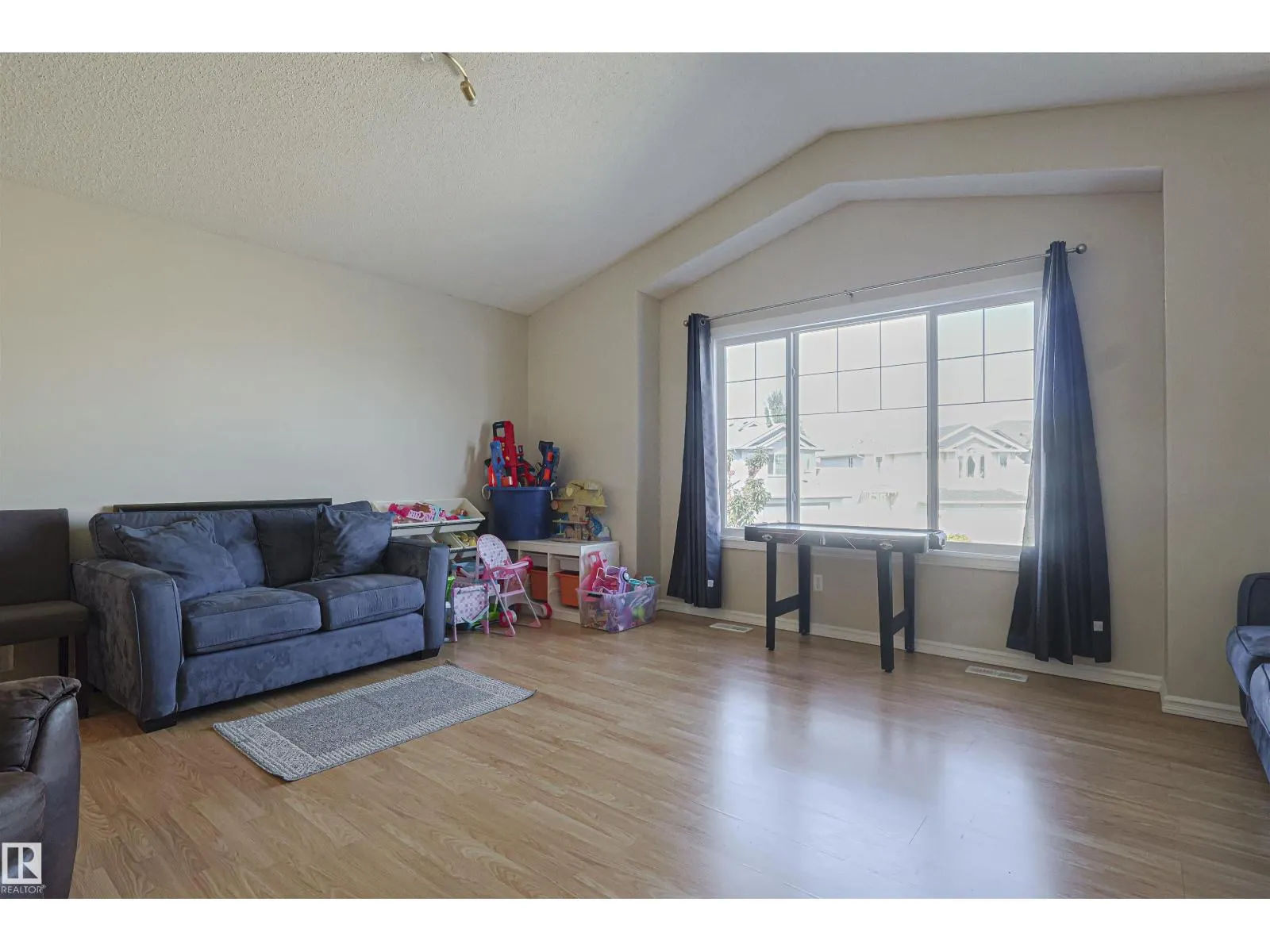 3242 23 ST NW