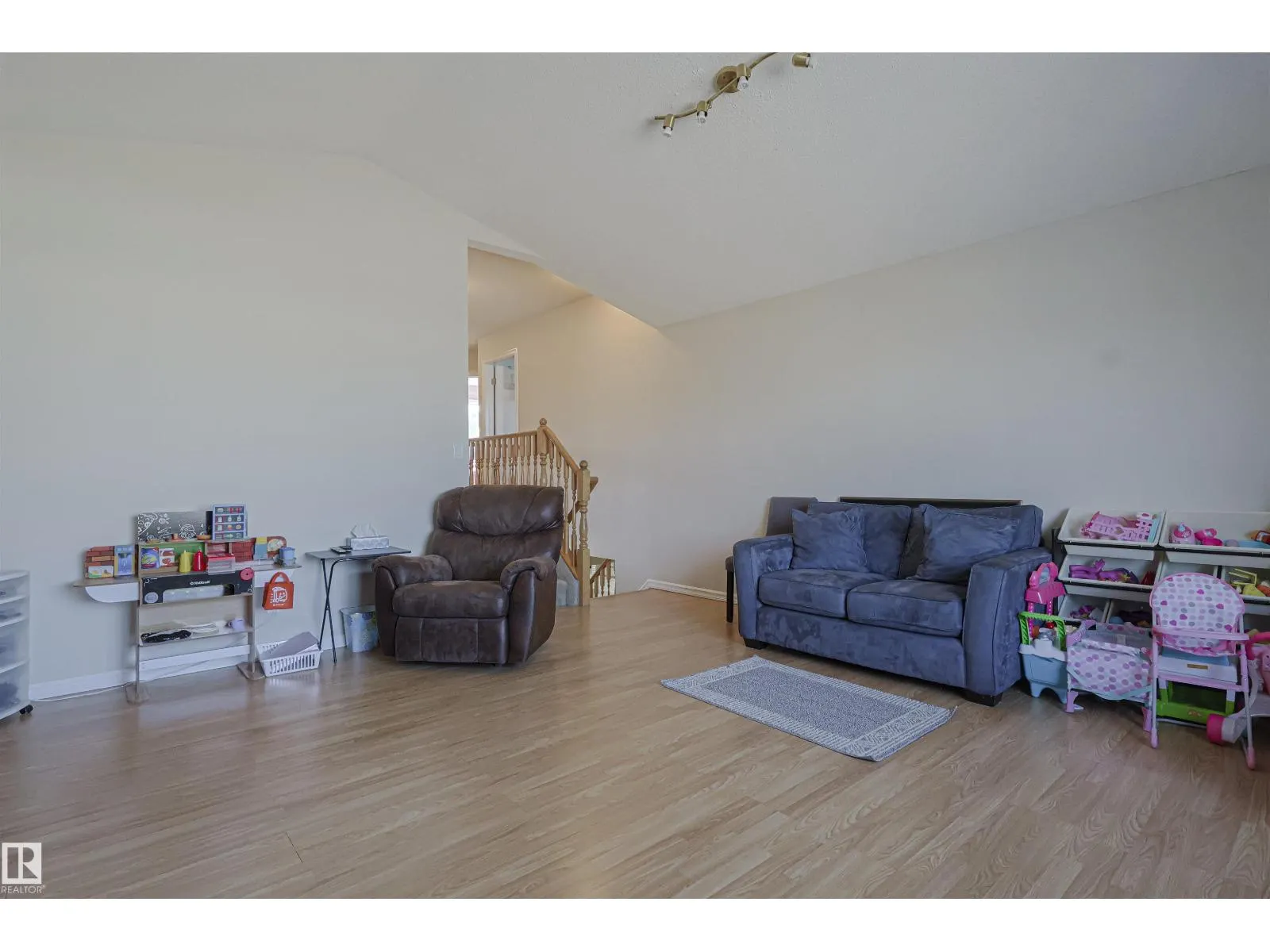 3242 23 ST NW