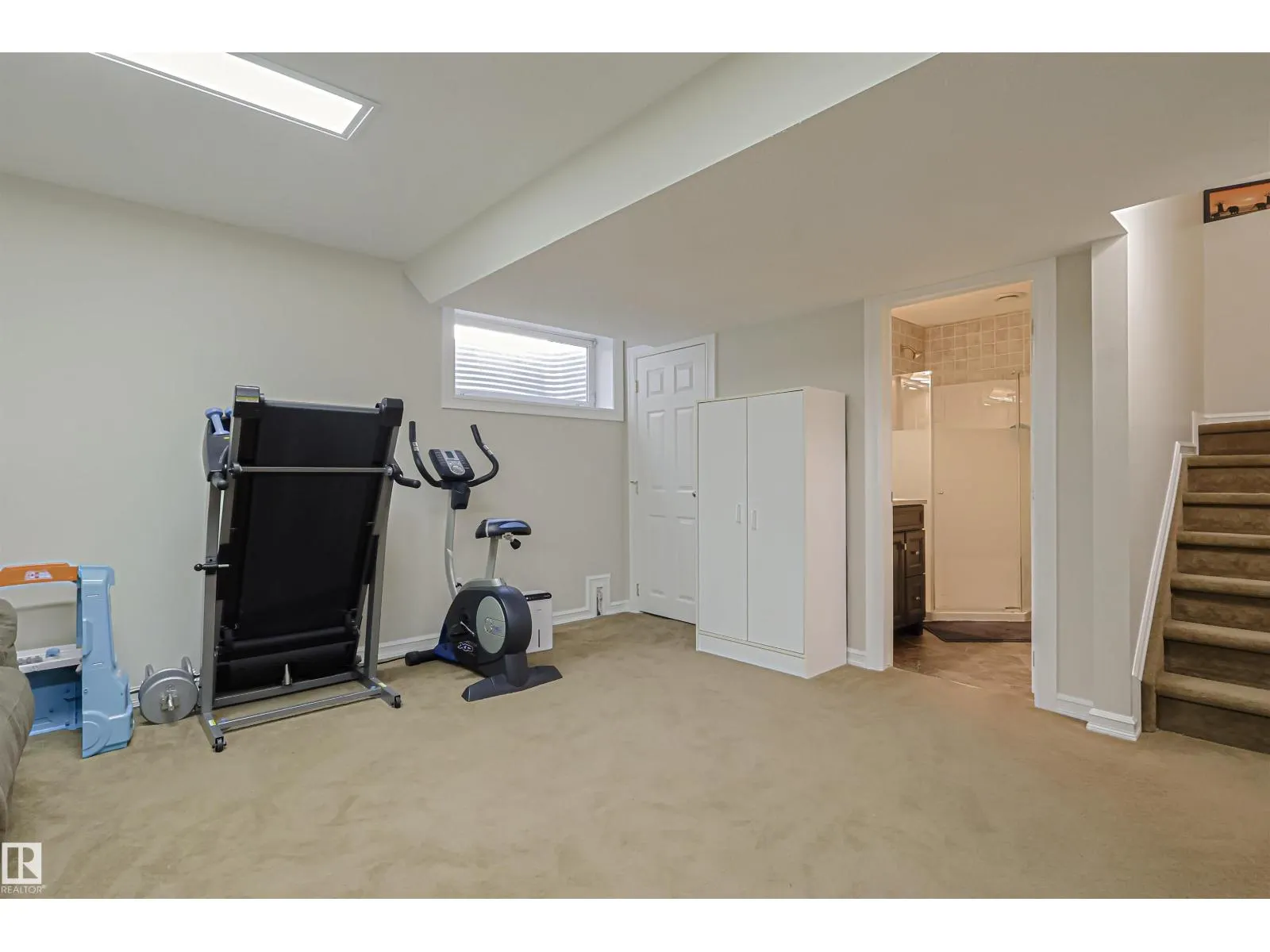 3242 23 ST NW