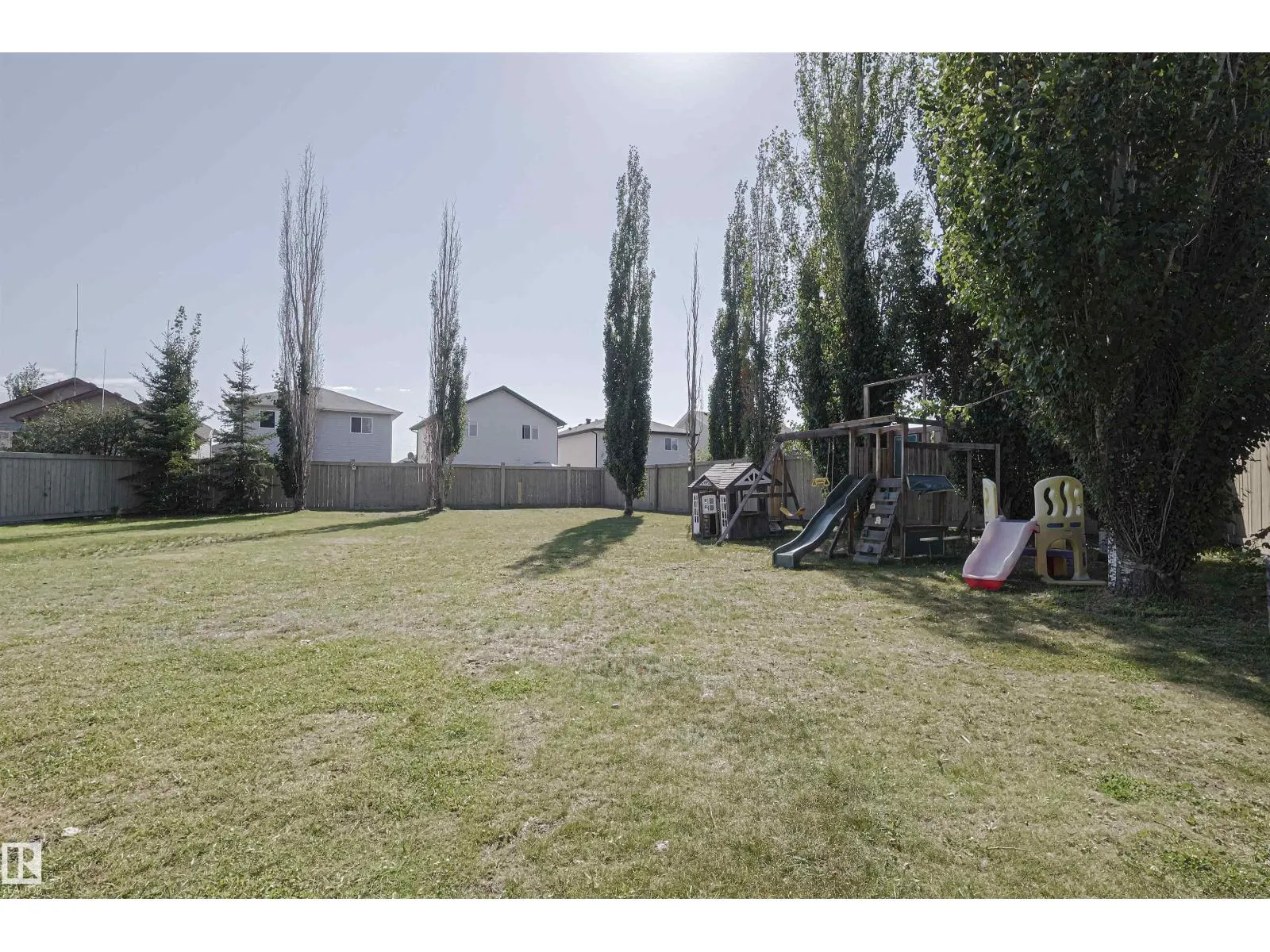 3242 23 ST NW