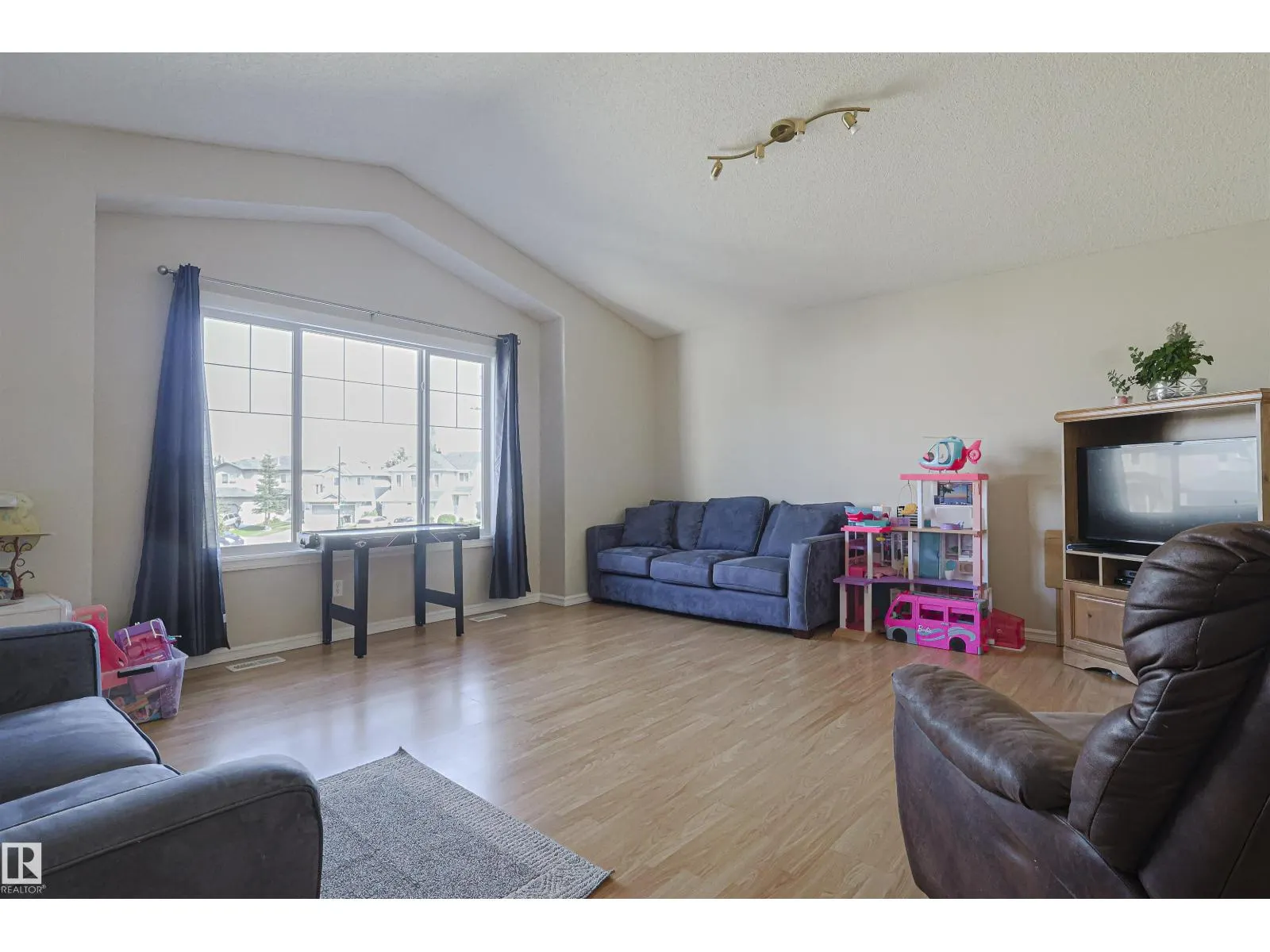3242 23 ST NW