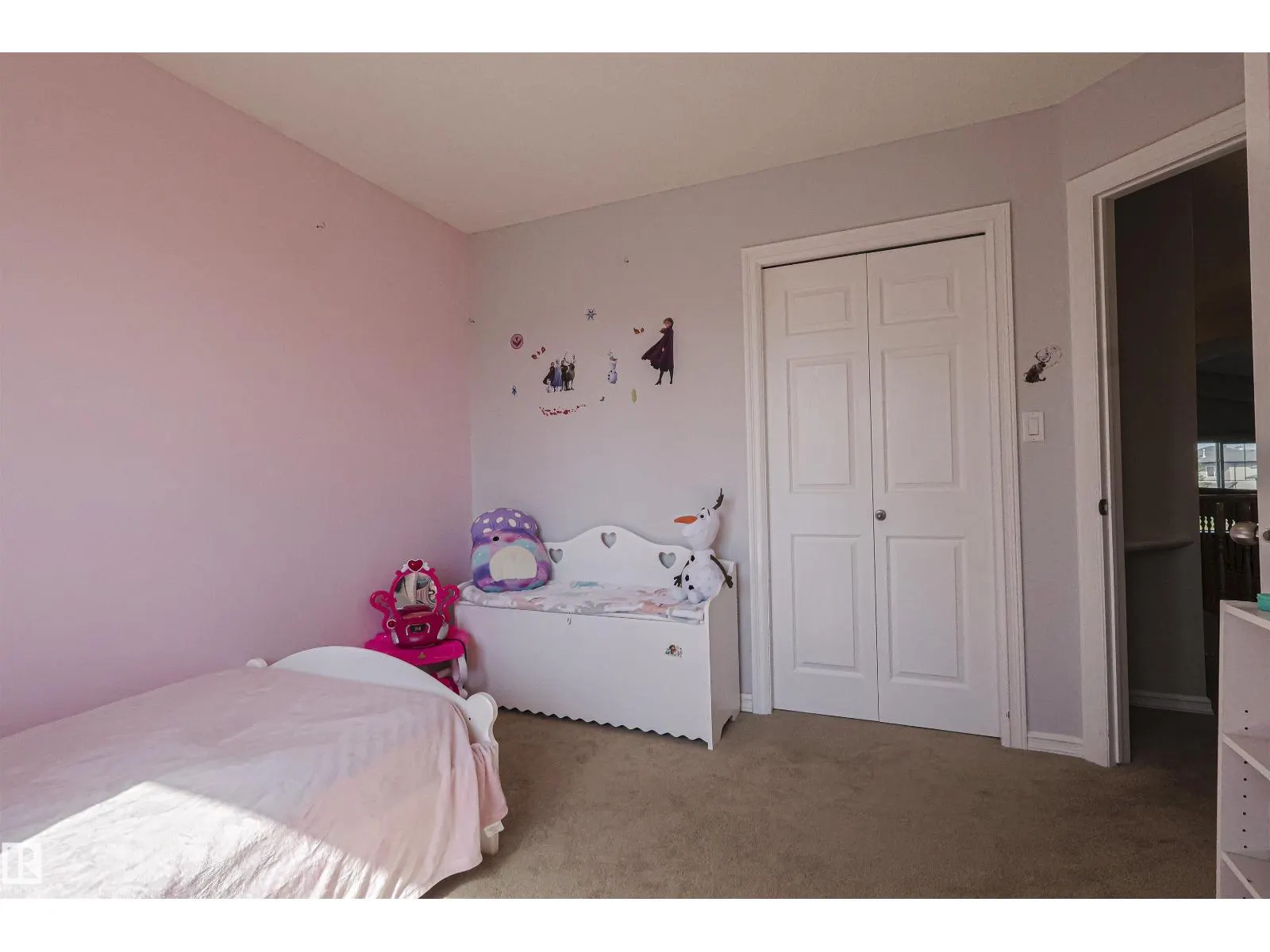 3242 23 ST NW