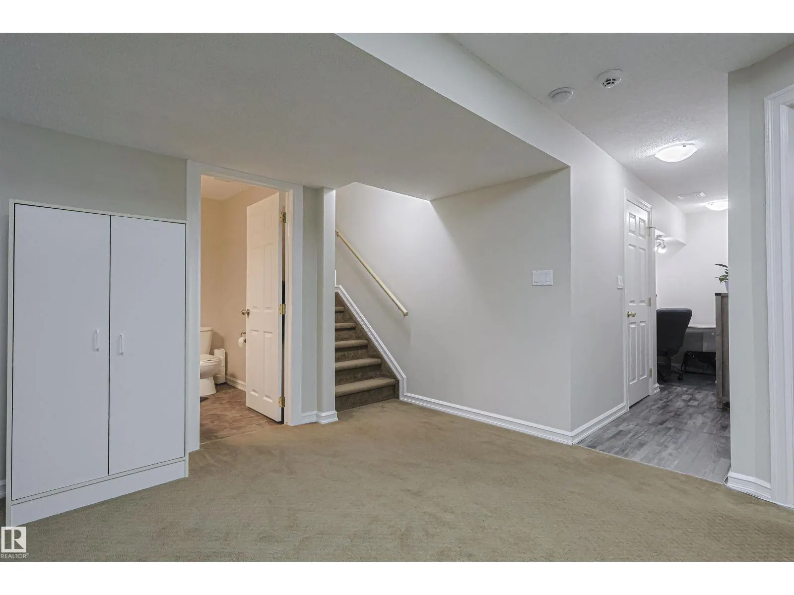 3242 23 ST NW
