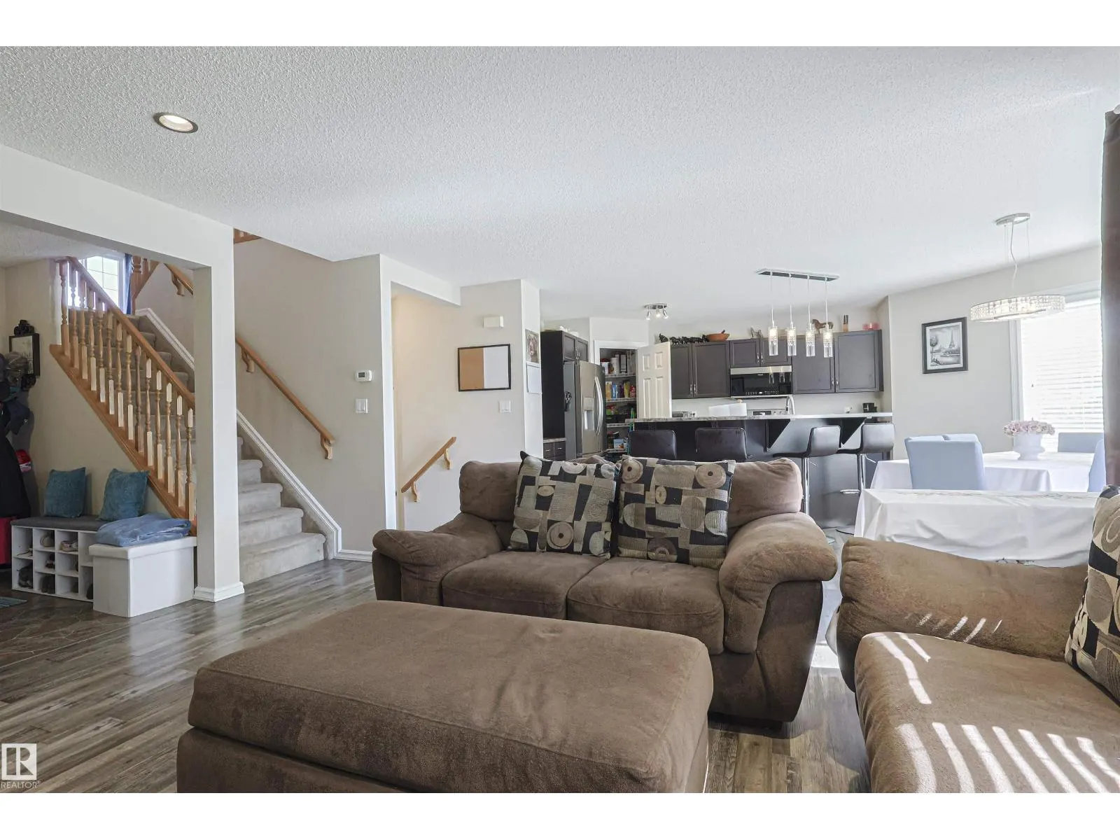 3242 23 ST NW