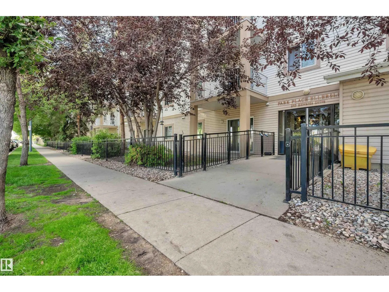 #122 245 EDWARDS DR SW
