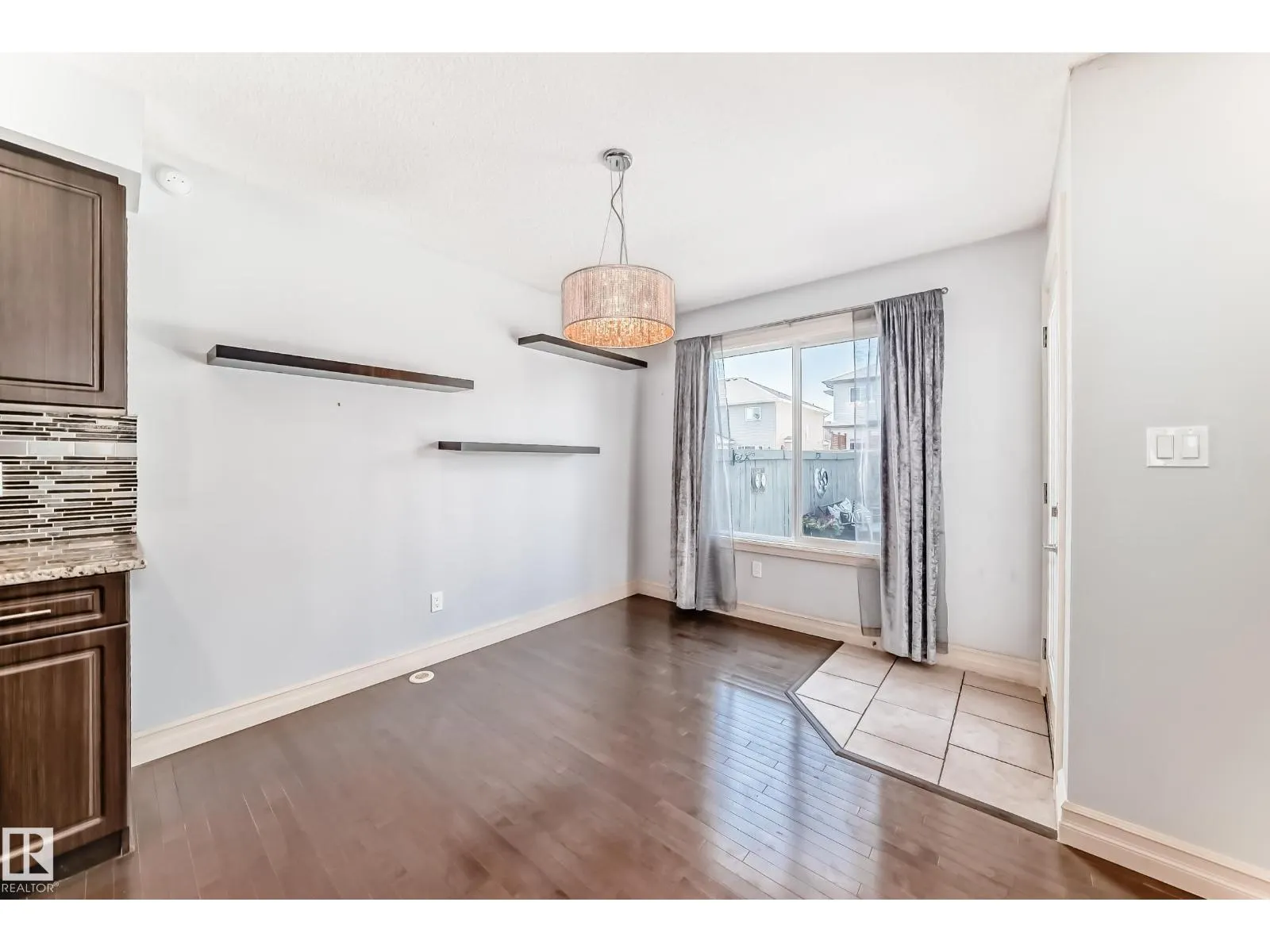20 Dickens ST
