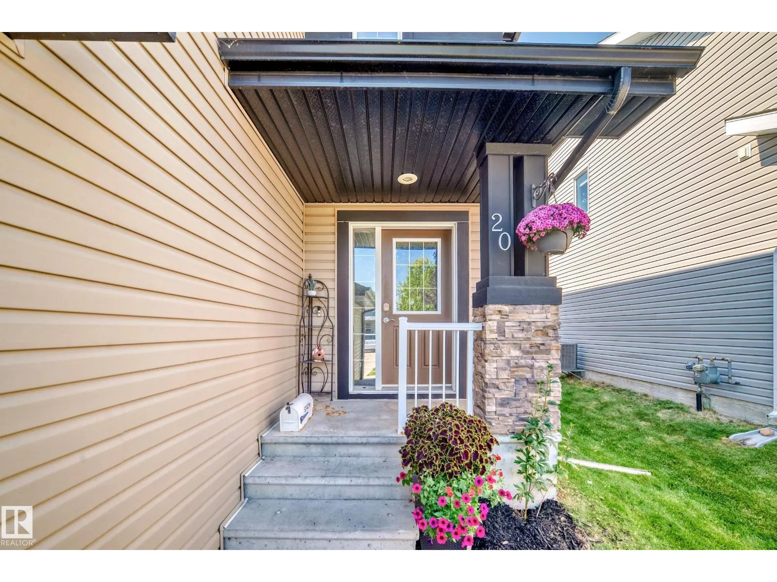 20 Dickens ST