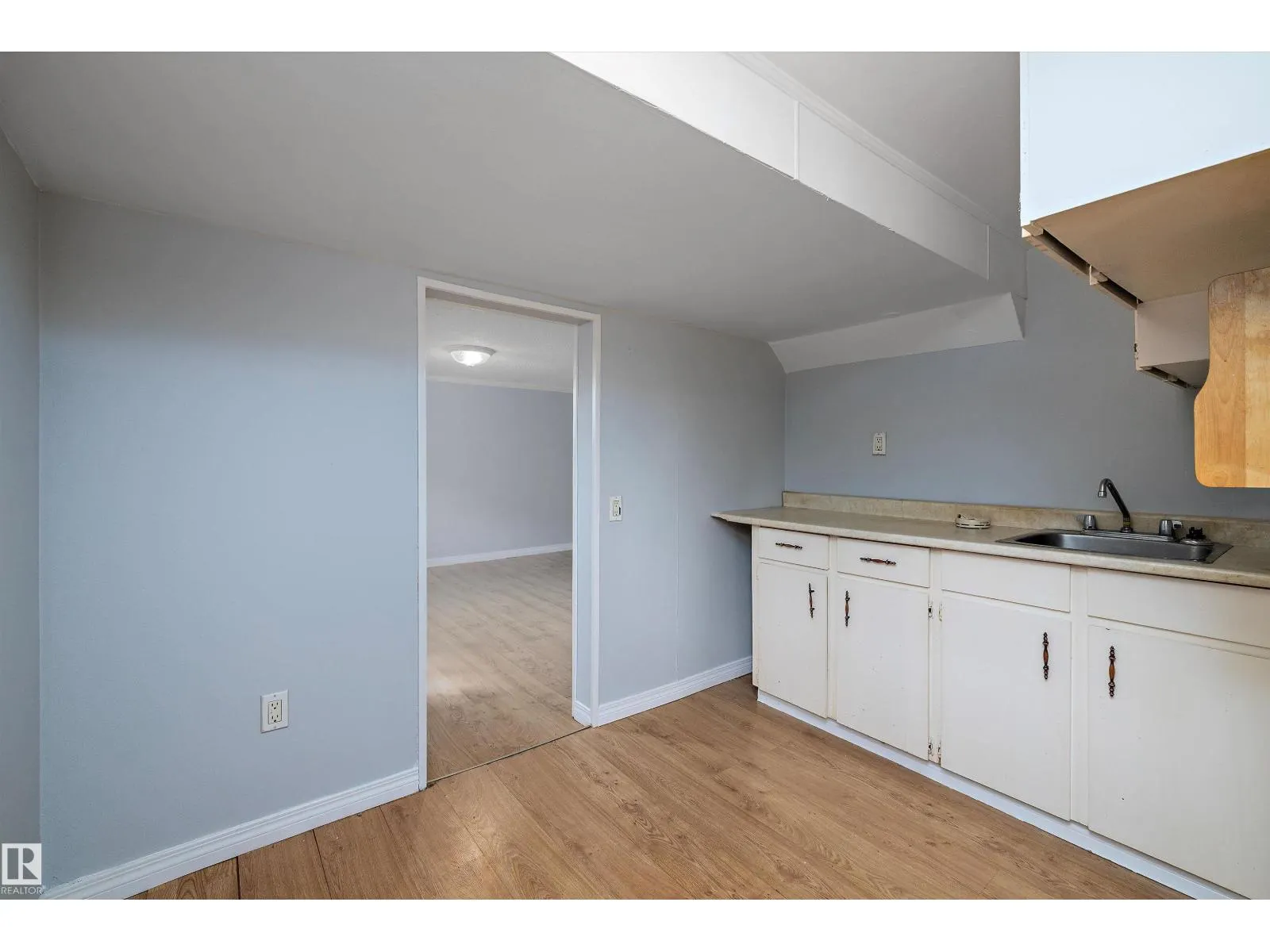8020 115 AV NW