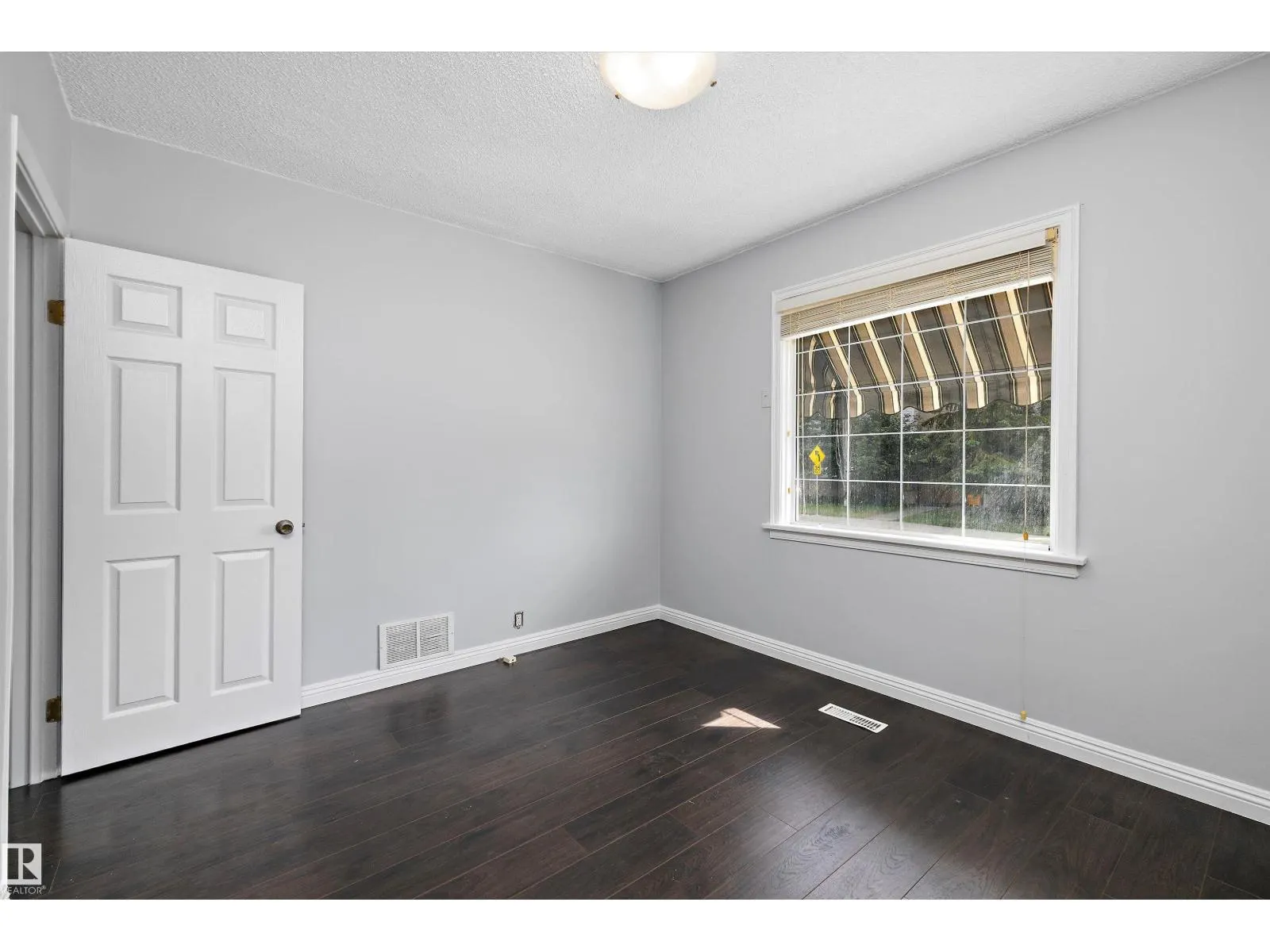 8020 115 AV NW