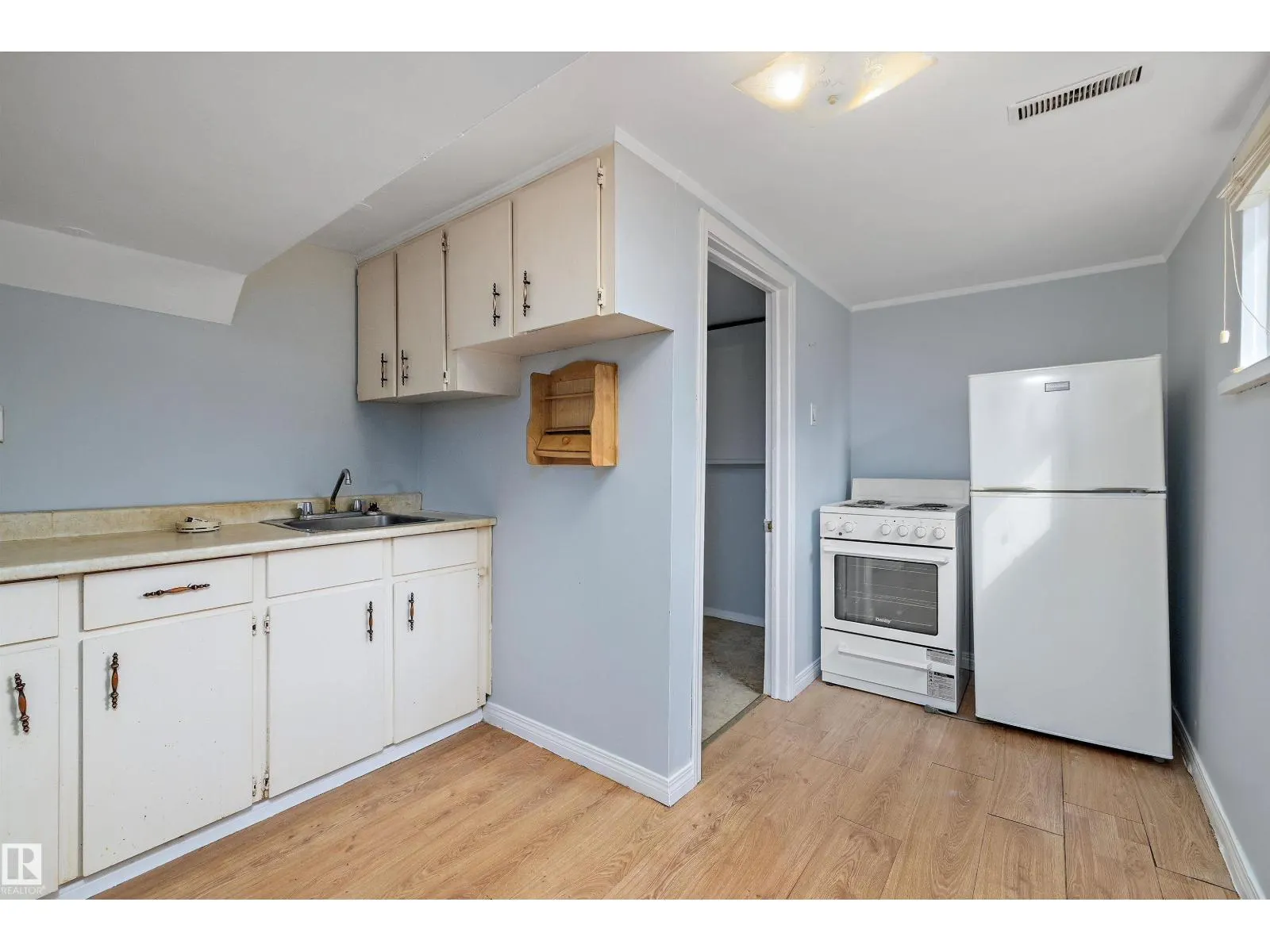 8020 115 AV NW