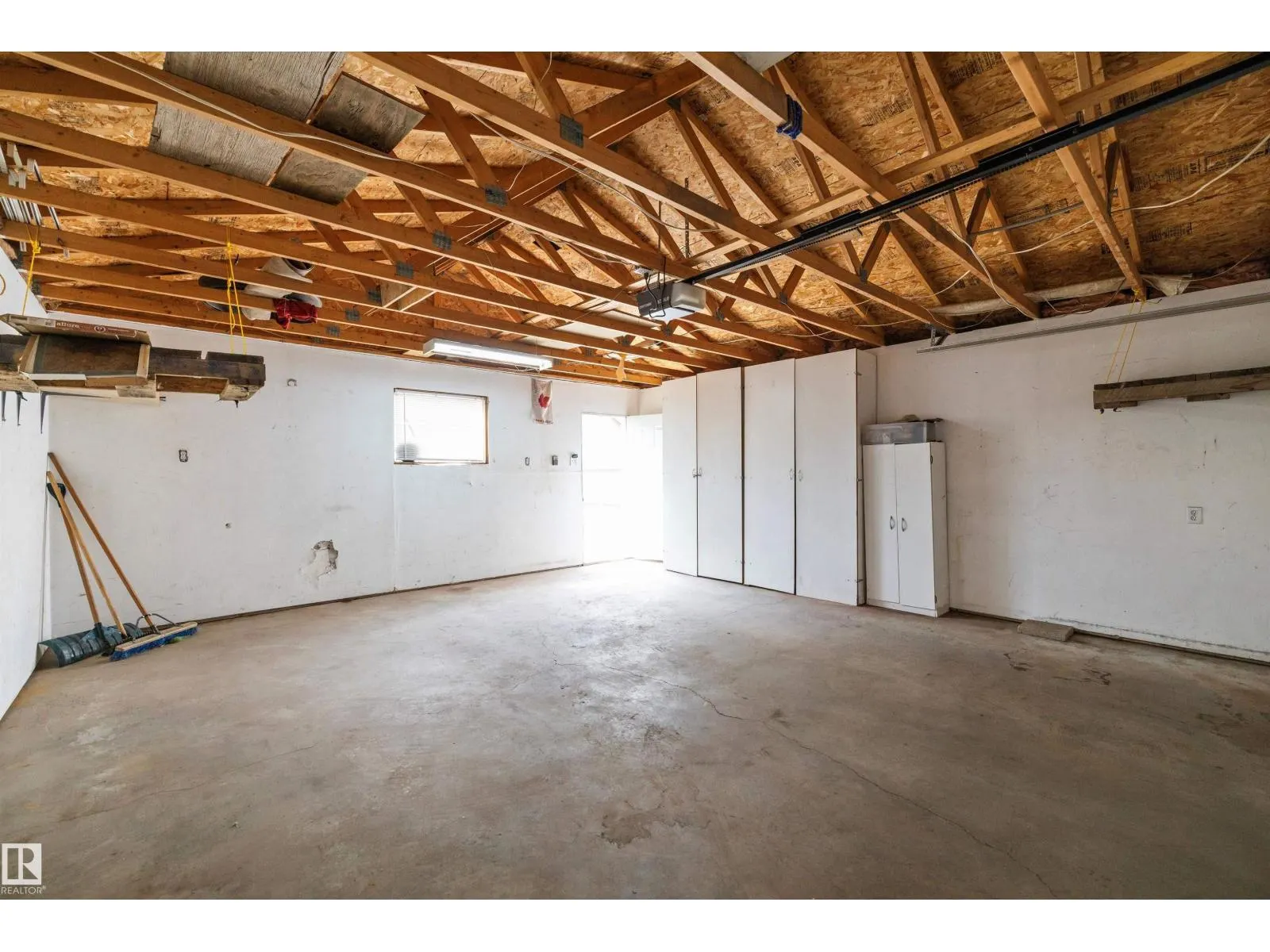 8020 115 AV NW