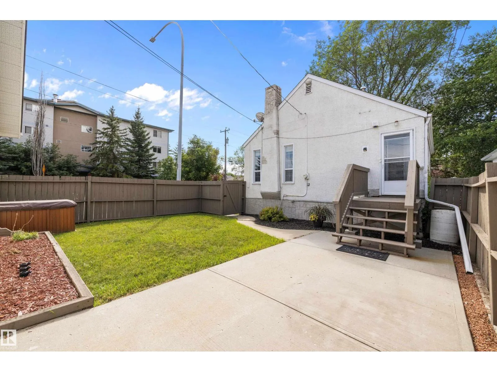 8020 115 AV NW